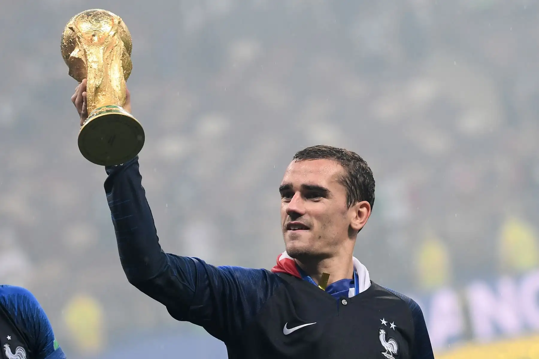 El alero de Francia Antoine Griezmann levanta el trofeo de la Copa Mundial Fifa después del partido de fútbol final de la Copa Mundial Rusia 2018 .Foto:AFP