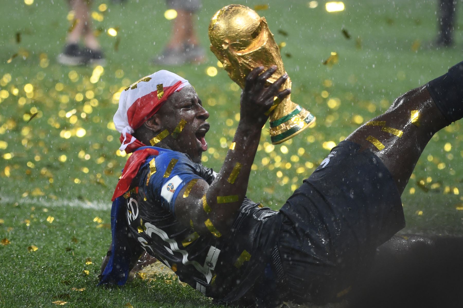 El defensor de Francia Benjamin Mendy celebra con el trofeo de la Copa Mundial después del partido final de la Copa Mundial Rusia 2018.Foto:AFP