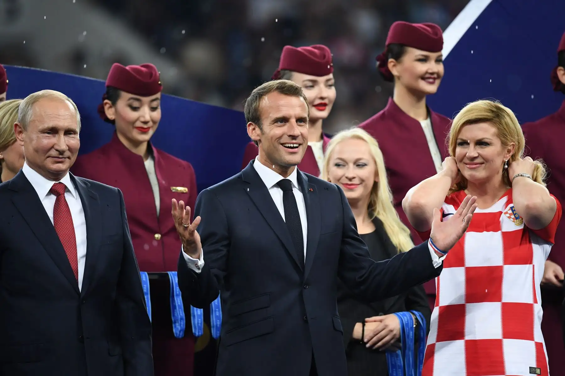 El presidente ruso Vladimir Putin, el presidente francés Emmanuel Macron y el presidente croata Kolinda Grabar-Kitarovic (R) se suben al escenario al final del partido de la final de la Copa Mundial Rusia 2018 entre Francia y Croacia en el Estadio Luzhniki en Moscú.Foto:AFP