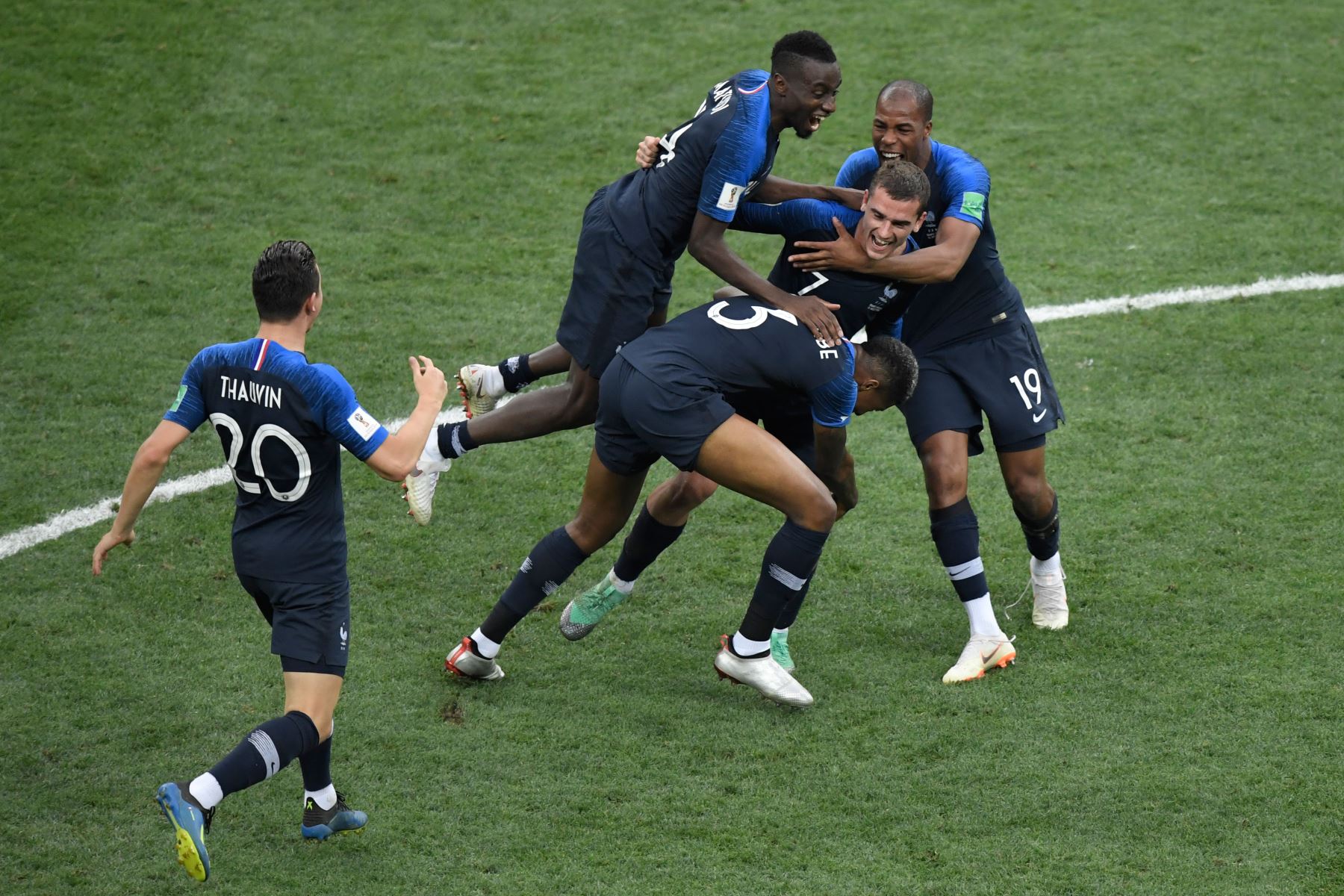 Los jugadores del equipo de Francia celebran después de ganar al final del partido de fútbol final de la Copa Mundial Rusia 2018 entre Francia y Croacia.Foto:AFP