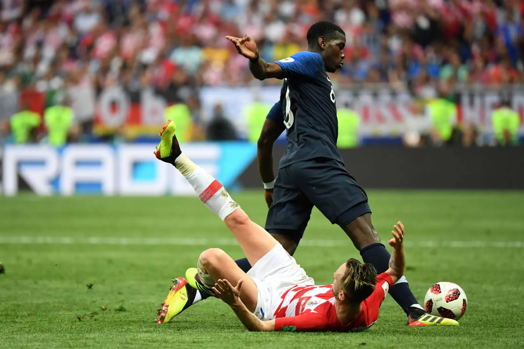 El centrocampista de Francia Paul Pogba  compite con el centrocampista croata Ivan Rakitic durante el partido de la final de la Copa Mundial Rusia 2018 entre Francia y Croacia.Foto:AFP