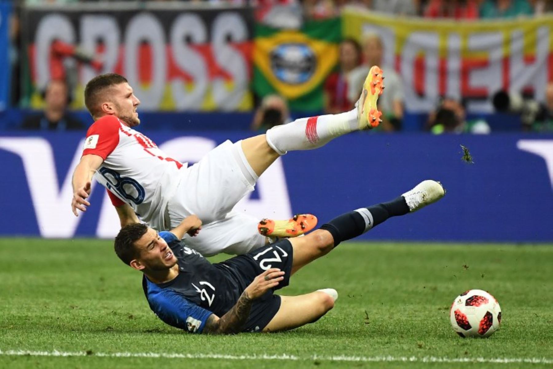 El delantero croata Ante Rebic es tackleado por el defensor francés Lucas Hernández durante el partido de la final de la Copa Mundial Rusia 2018.Foto:AFP