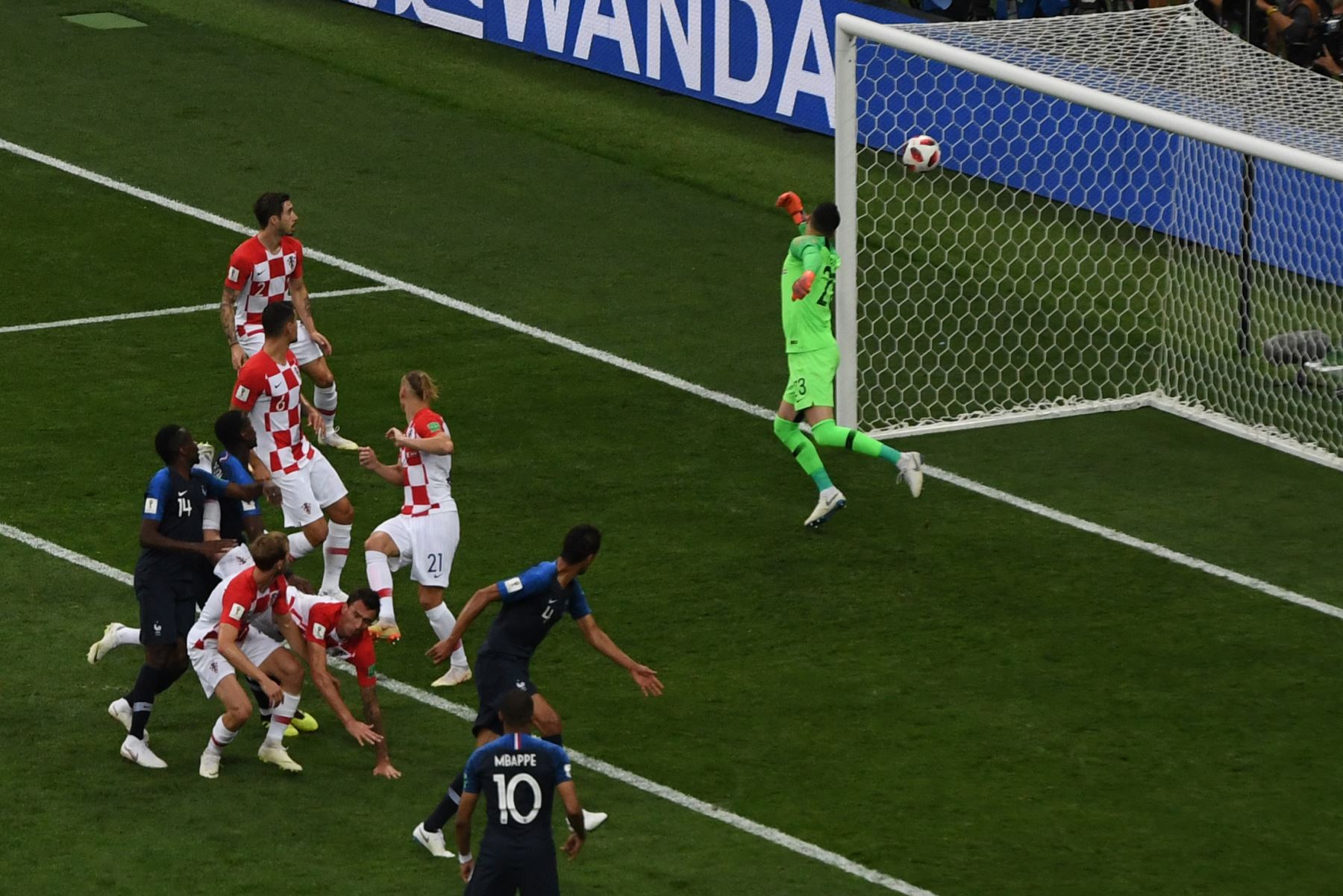 El alero de roatia Mario Mandzukic encabeza el balón y marca un gol en propia puerta después de que el delantero francés Antoine Griezmann,  disparó un tiro libre durante el partido final de la Copa Mundial Rusia 2018 .Foto:AFP