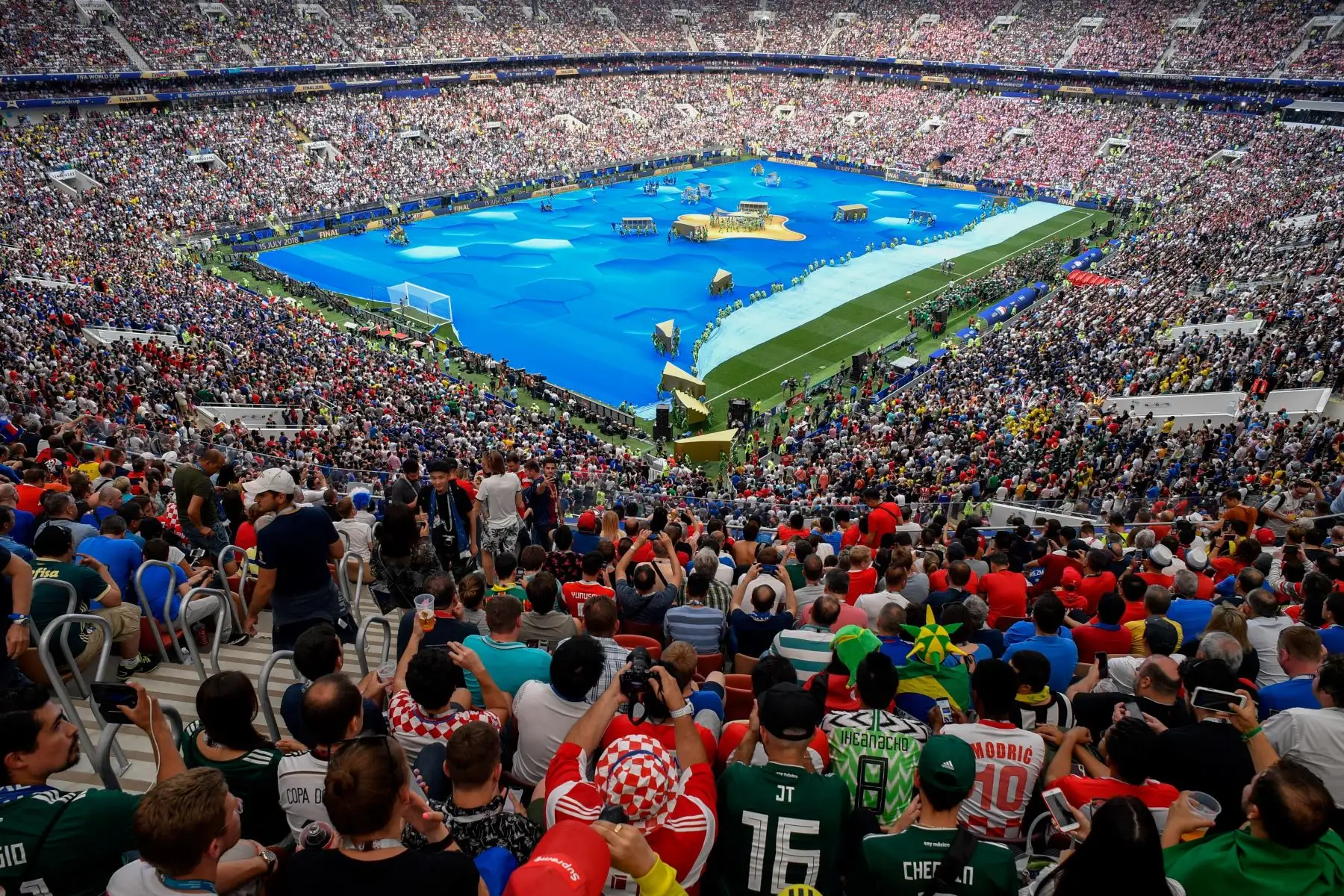 Los fanáticos aplauden durante la ceremonia de clausura antes del partido de fútbol final de la Copa Mundial Rusia 2018 entre Francia y Croacia en el Estadio Luzhniki en Moscú. Foto:AFP