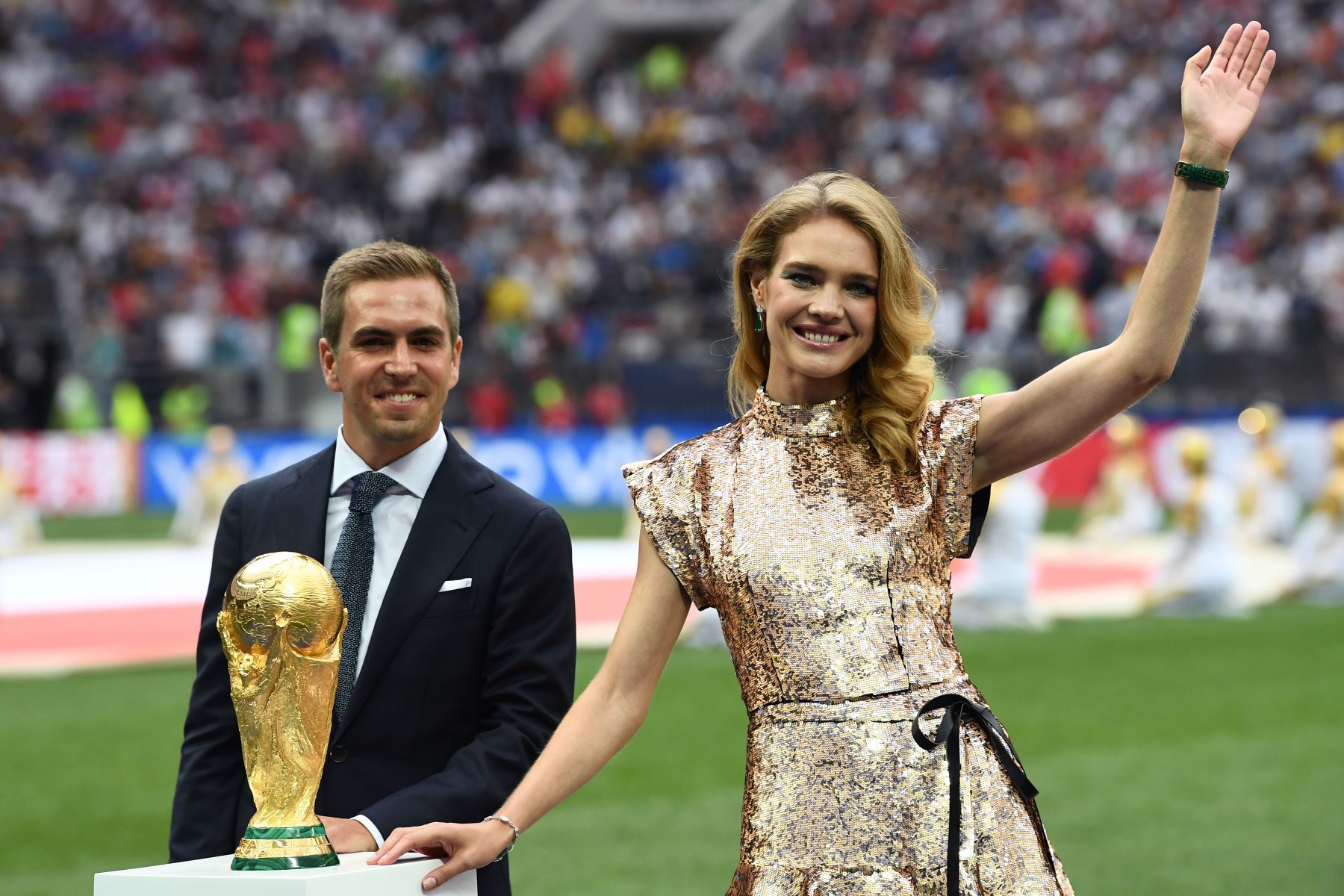 El ex capitán de Alemania Philipp Lahm y la modelo rusa Natalia Vodianova posan con el trofeo de la Copa Mundial durante la ceremonia de clausura de la Copa Mundial Rusia 2018 antes del partido de fútbol final entre Francia y Croacia.Foto:afp