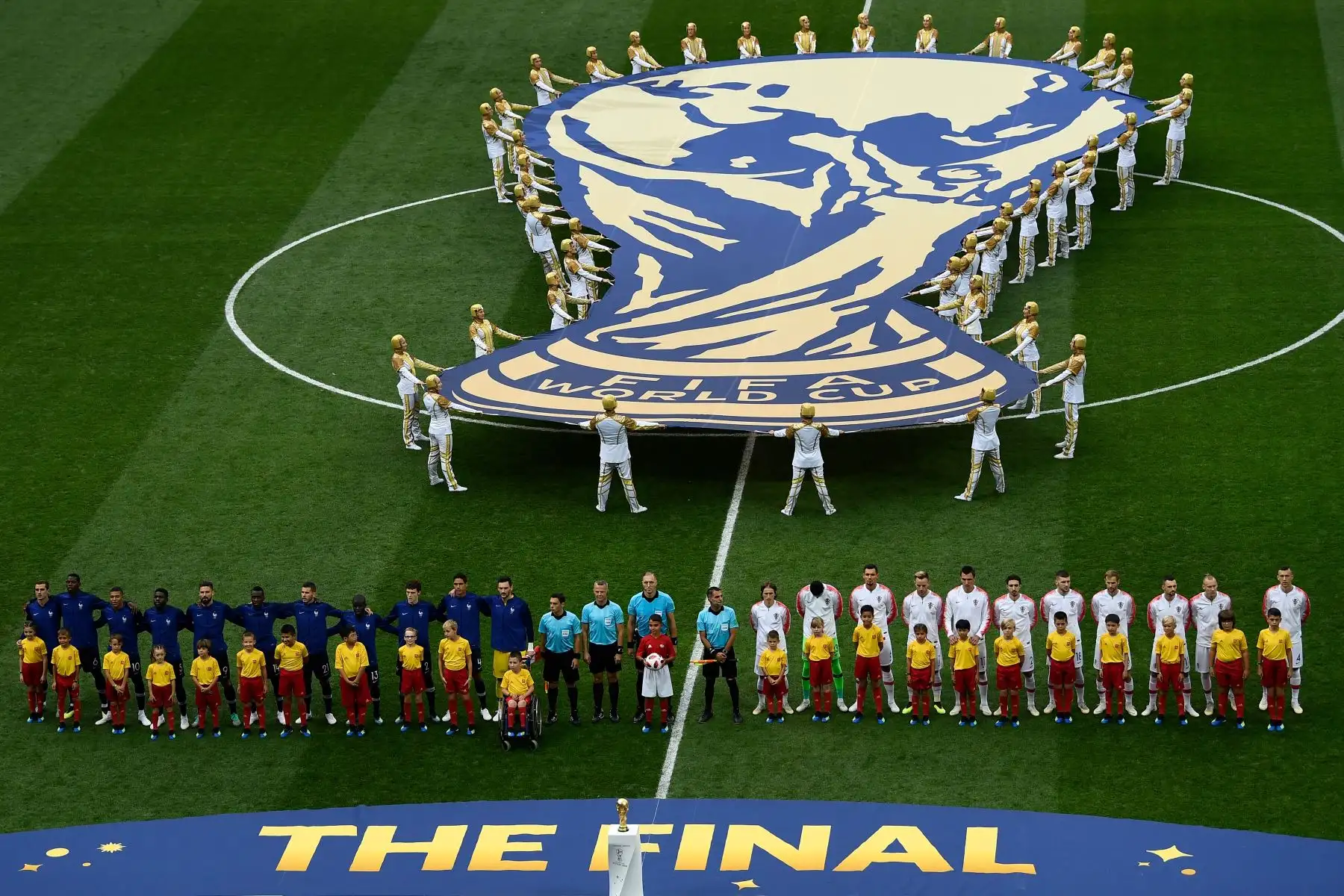 Los jugadores del equipo de Francia y los jugadores del equipo de Croacia cantan los himnos nacionales antes del partido de fútbol final de la Copa Mundial Rusia 2018 entre Francia y Croacia en el Estadio Luzhniki en Moscú.Foto:AFP