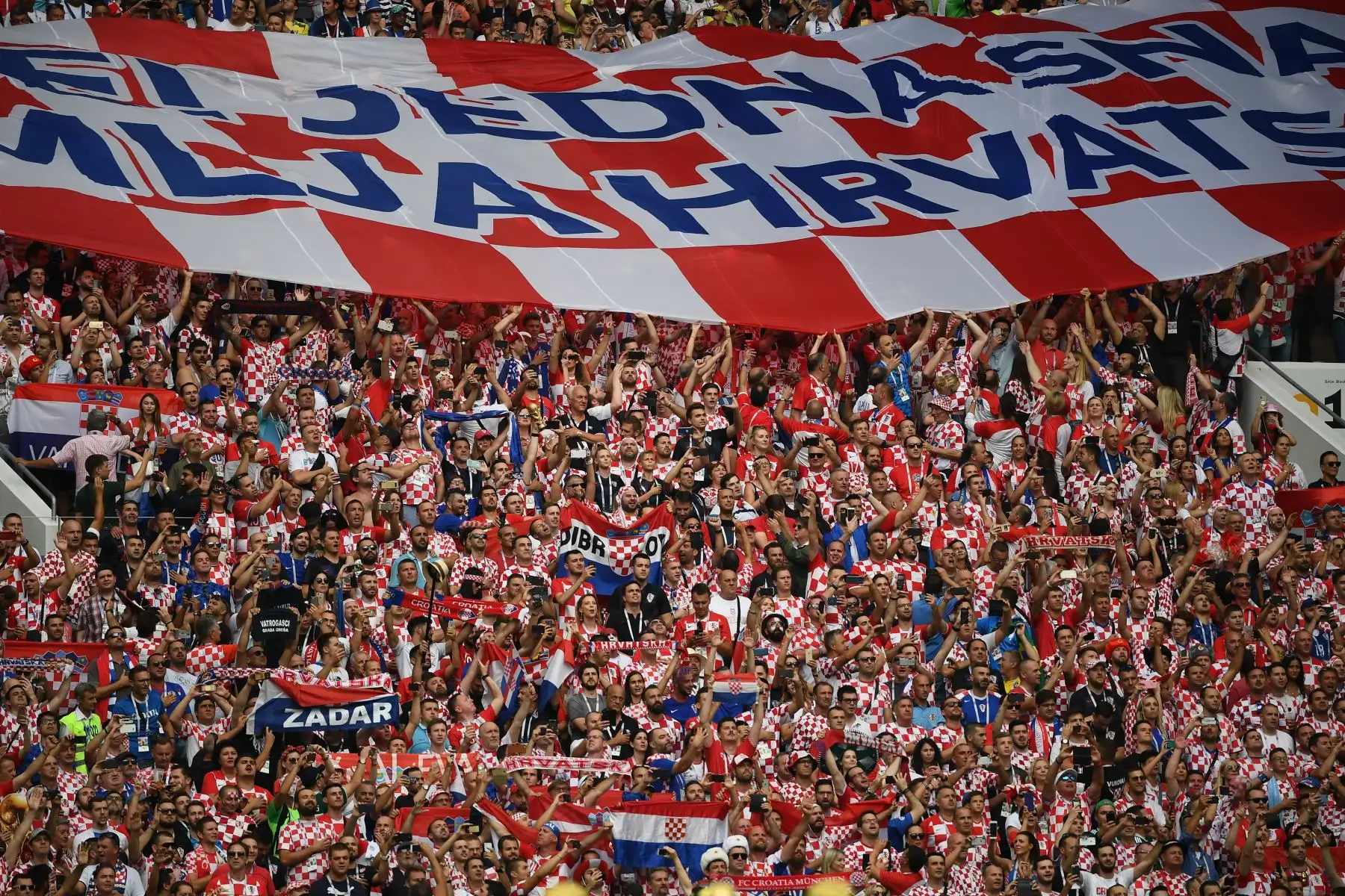Partidarios de Croacia agitan la bandera nacional antes del partido final de la Copa Mundial Rusia 2018 entre Francia y Croacia en el Estadio Luzhniki en Moscú. Foto:AFP
