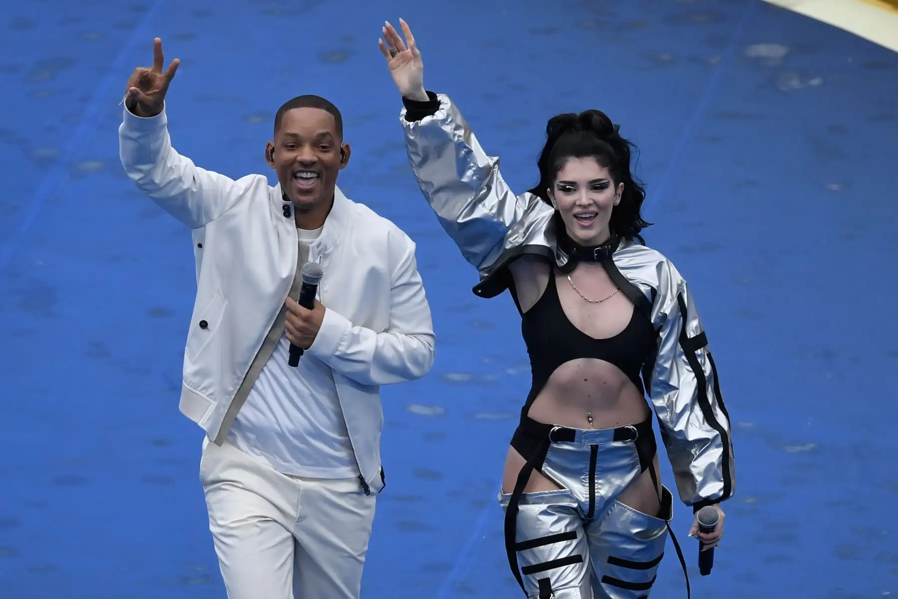 251/5000
El cantante Will Smith y el cantante de Kosovo Era Istrefi  actuaron durante la ceremonia de clausura previa al partido de fútbol final de la Copa Mundial Rusia 2018 entre Francia y Croacia en el Estadio Luzhniki en Moscú. Foto:AFP