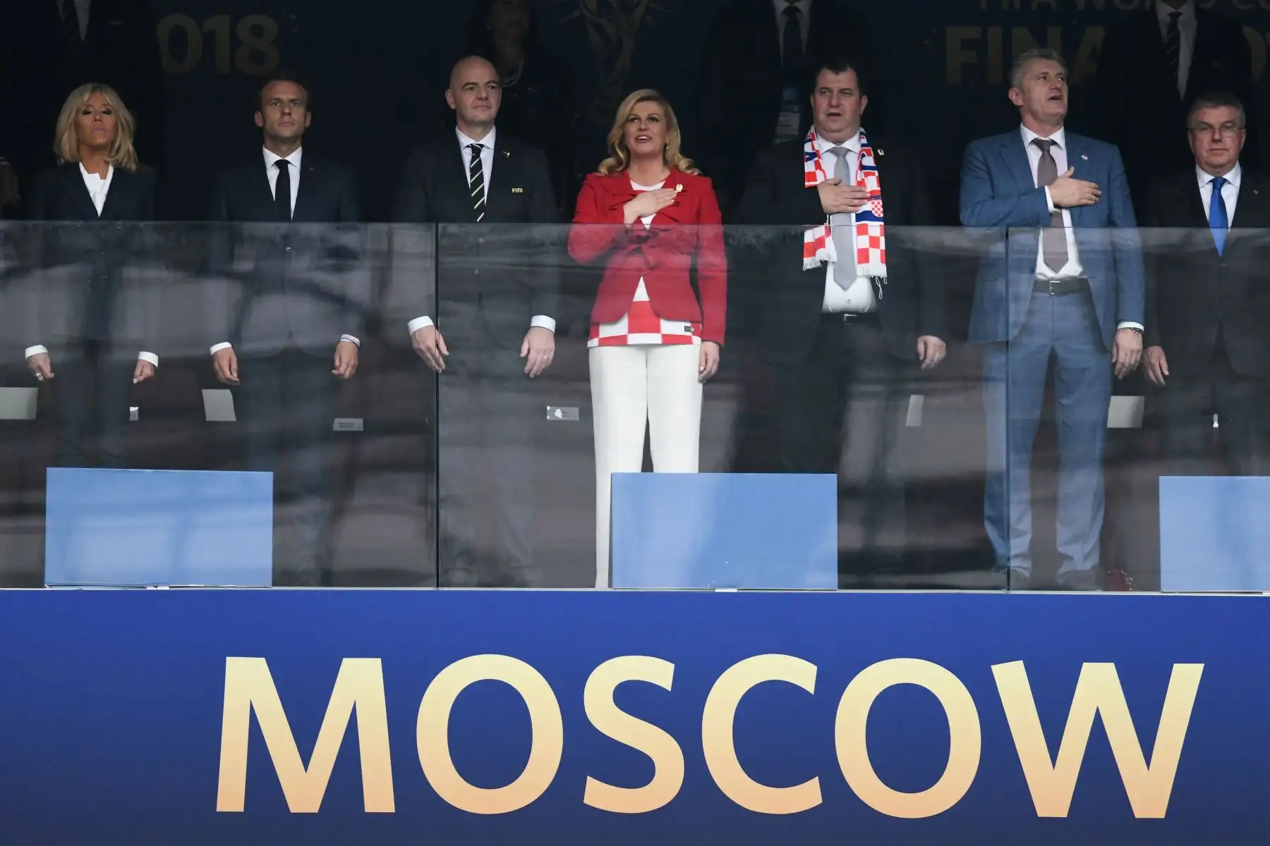 El presidente croata Kolinda Grabar-Kitarovic, canta el himno nacional junto al presidente francés Emmanuel Macron y la primera dama francesa Brigitte Macron; y el presidente de la FIFA Gianni Infantino antes del partido final de la Copa Mundial Rusia 2018 Francia y Croacia en el Estadio Luzhniki en Moscú.Foto:AFP