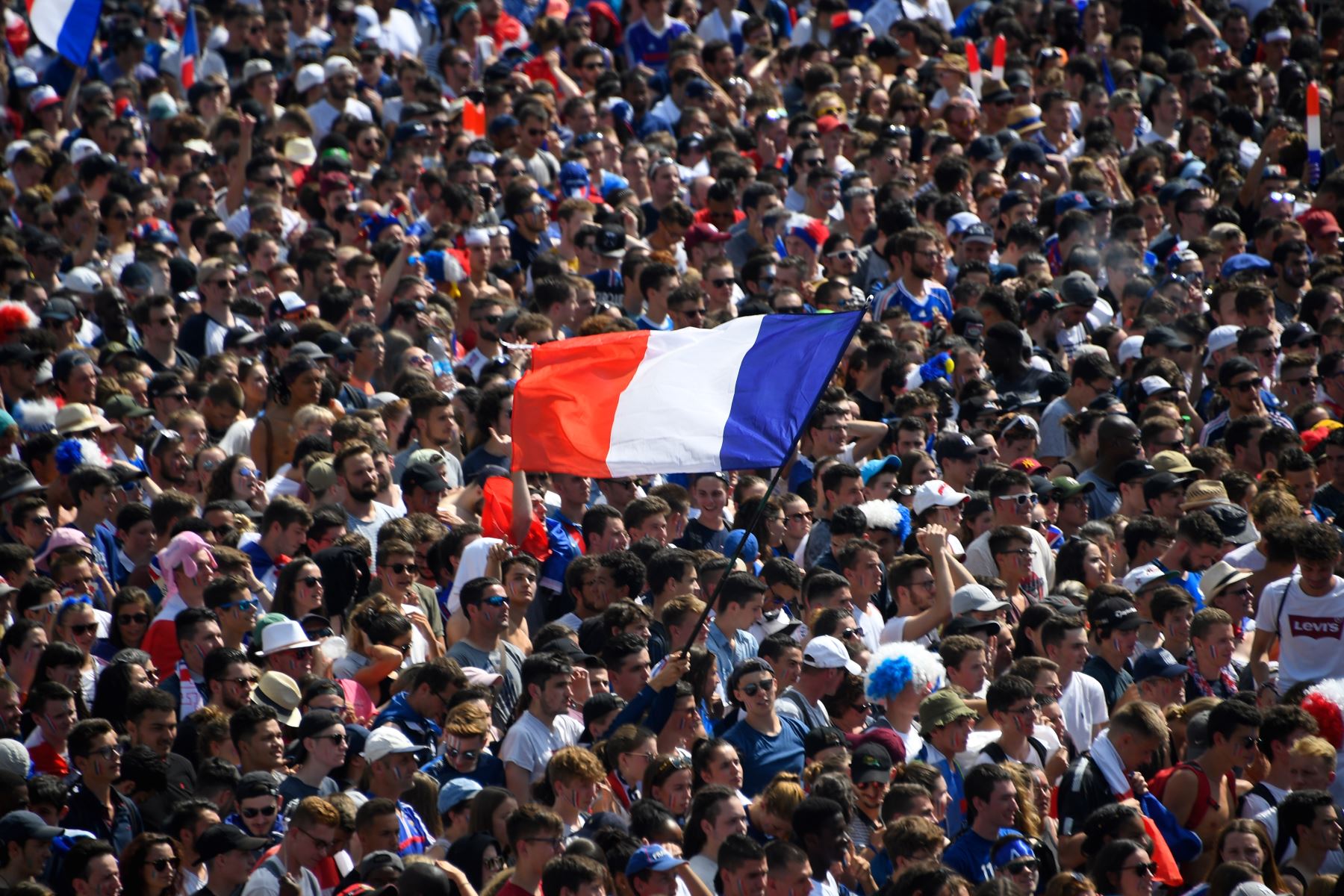 La gente agita banderas francesas mientras se reúnen para ver el partido de fútbol final de la Copa Mundial Rusia 2018 entre Francia y Croacia.Foto:AFP