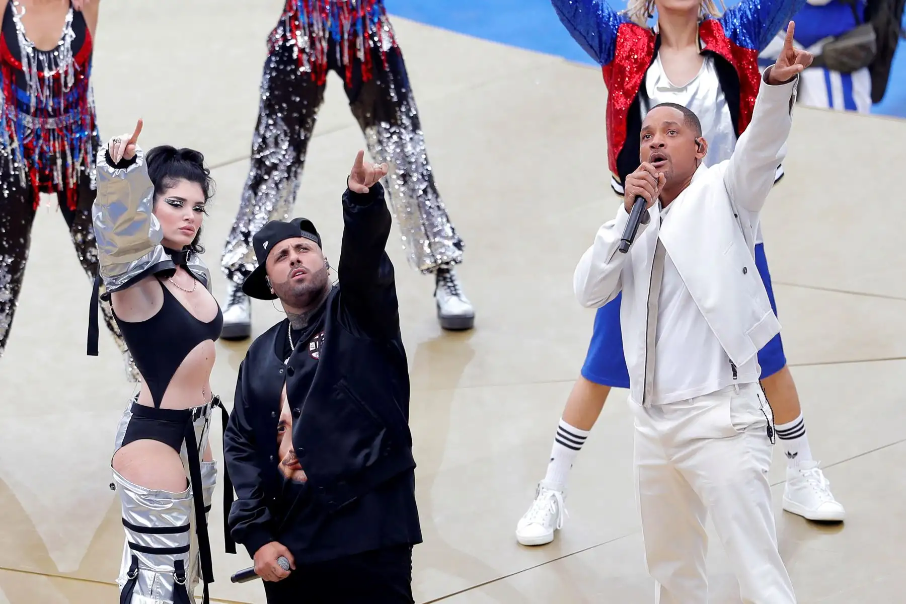 El actor y rapero estadounidense Will Smith, su compatriota Nicky Jam y la cantante kosovar Era Estrema, durante la ceremonia de clausura del Mundial de Rusia 2018 celebrada antes del partido Francia-Croacia. Foto:EFE
