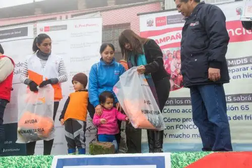 Ministra del Midis, Liliana La Rosa, visitó zonas más frías de Villa María del Triunfo. Foto: Andina/Difusión