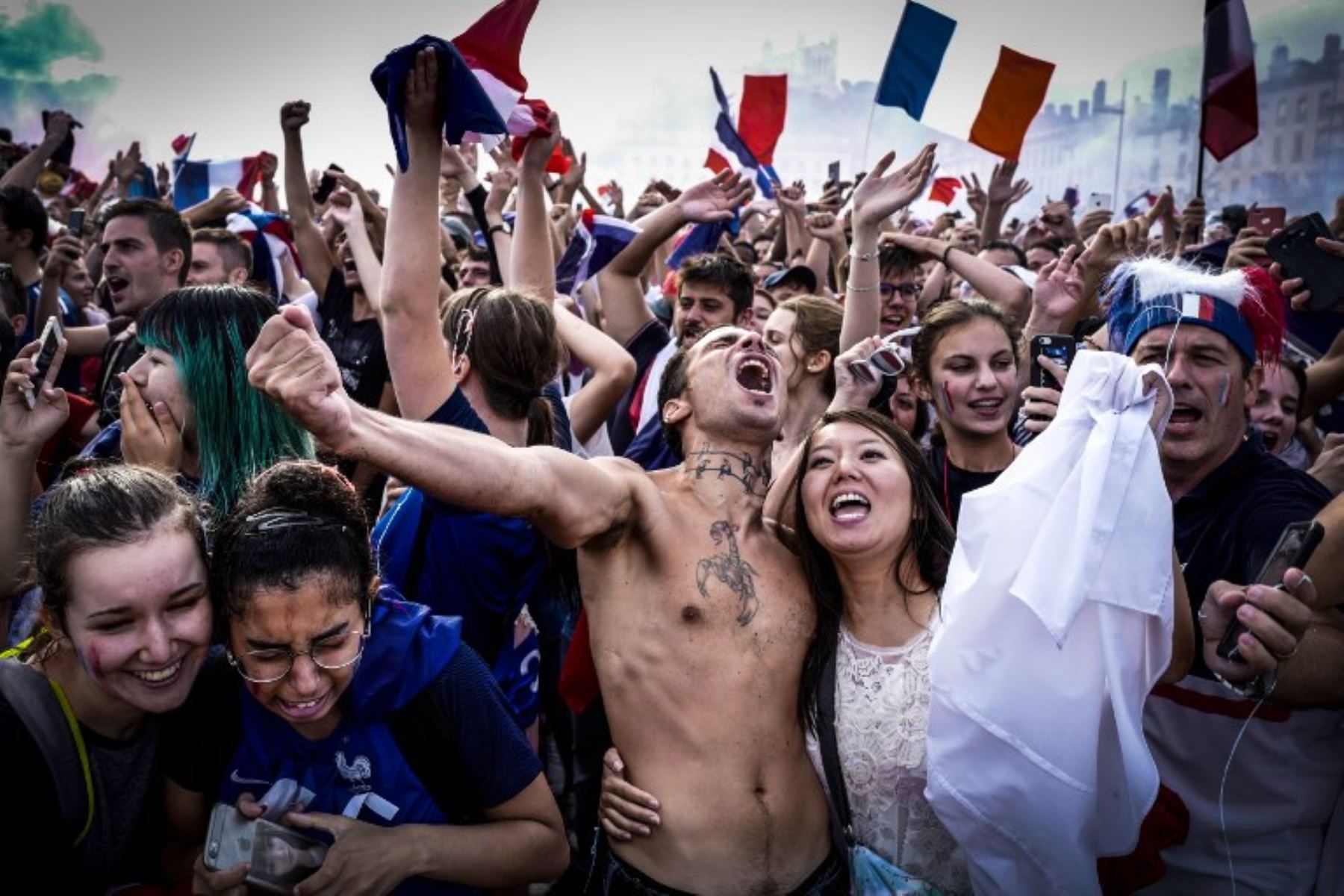 Partidarios de Francia celebran en Lyon el 15 de julio de 2018, después de que Francia ganara el partido de fútbol final de la Copa Mundial Rusia 2018 entre Francia y Croacia.Foto:AFP