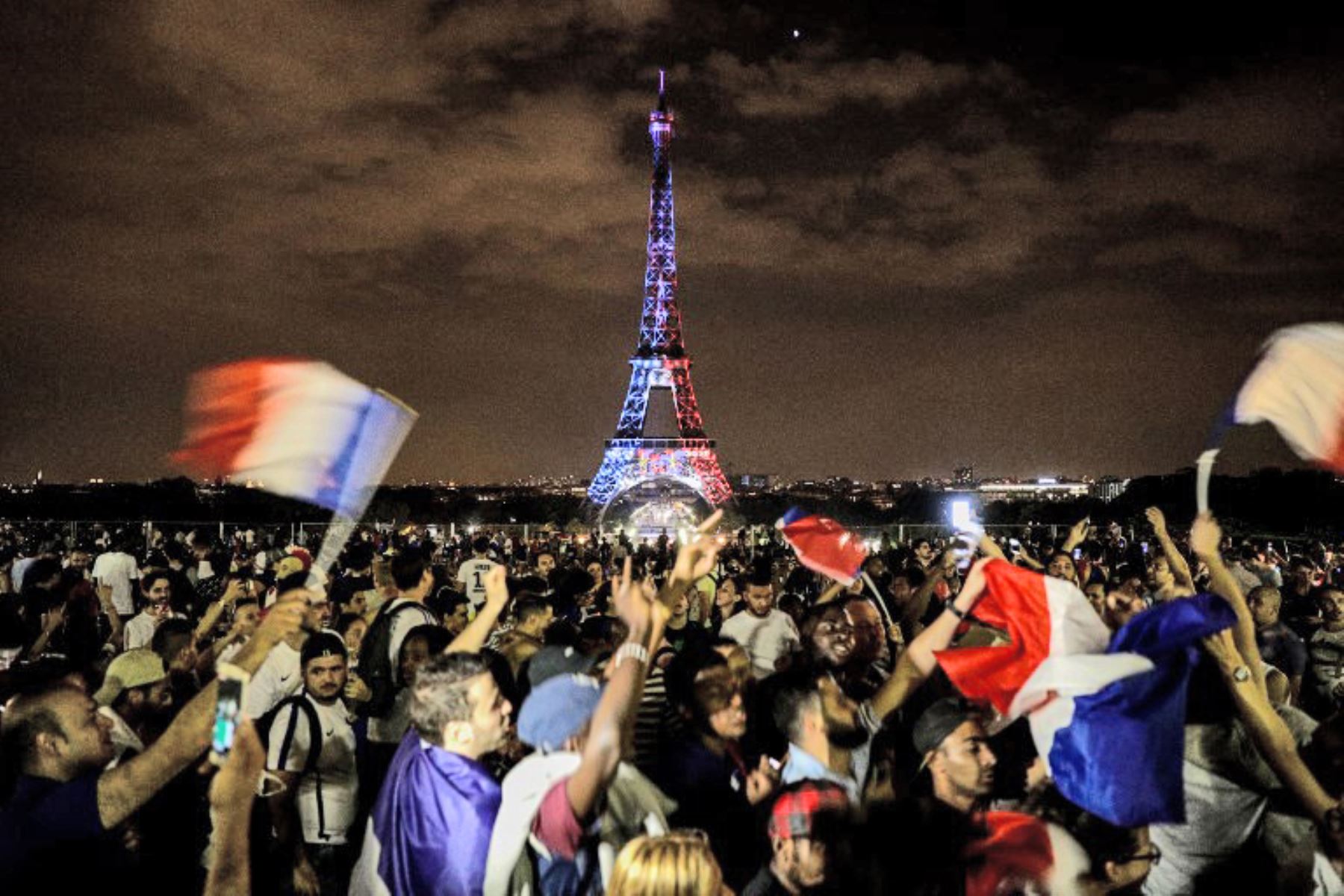 Foto de la Torre Eiffel iluminada en colores nacionales franceses durante las celebraciones com campeones de la Copa Mundial Rusia 2018.Foto:AFP