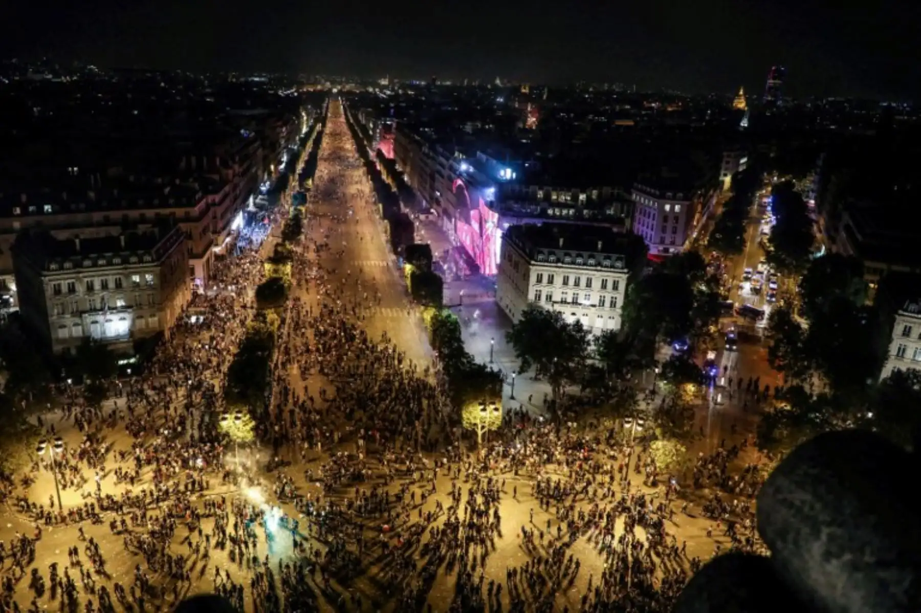 Esta imagen tomada desde la parte superior del Arco del Triunfo el 15 de julio de 2018 muestra personas durante las celebraciones del partido de fútbol final de la Copa Mundial Rusia 2018.Foto:AFP
