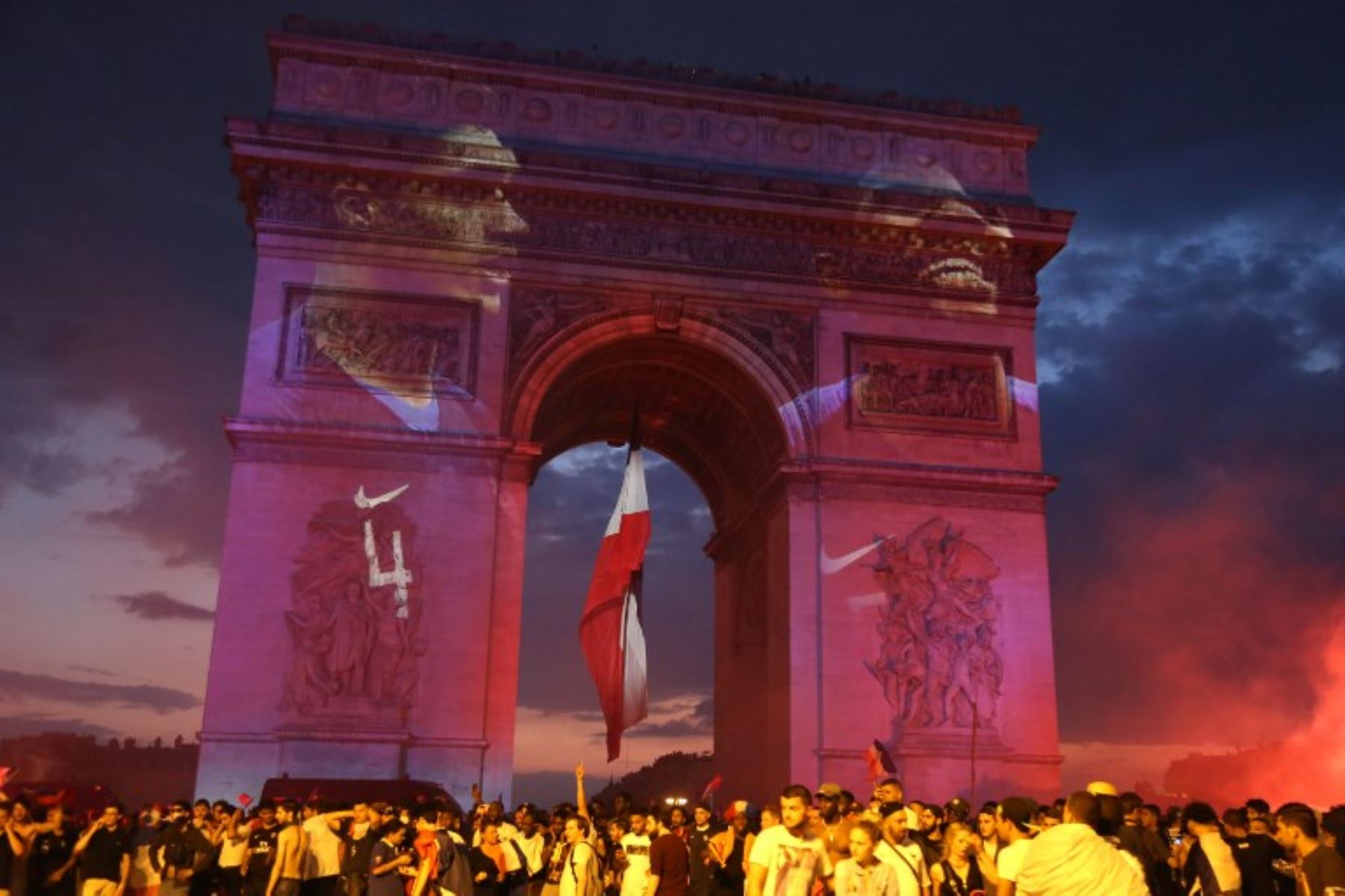 La gente celebra después del partido de fútbol final de la Copa Mundial Rusia 2018 entre Francia y Croacia, cerca del Arco del Triunfo en la avenida de los Campos Elíseos en París.Foto:AFP