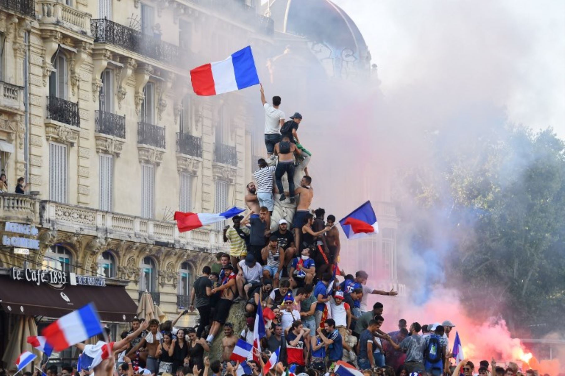 Partidarios de Francia celebran después de que Francia ganó el partido de fútbol final de la Copa Mundial Rusia 2018 entre Francia y Croacia, en Montpellier, sur de Francia.Foto:afp