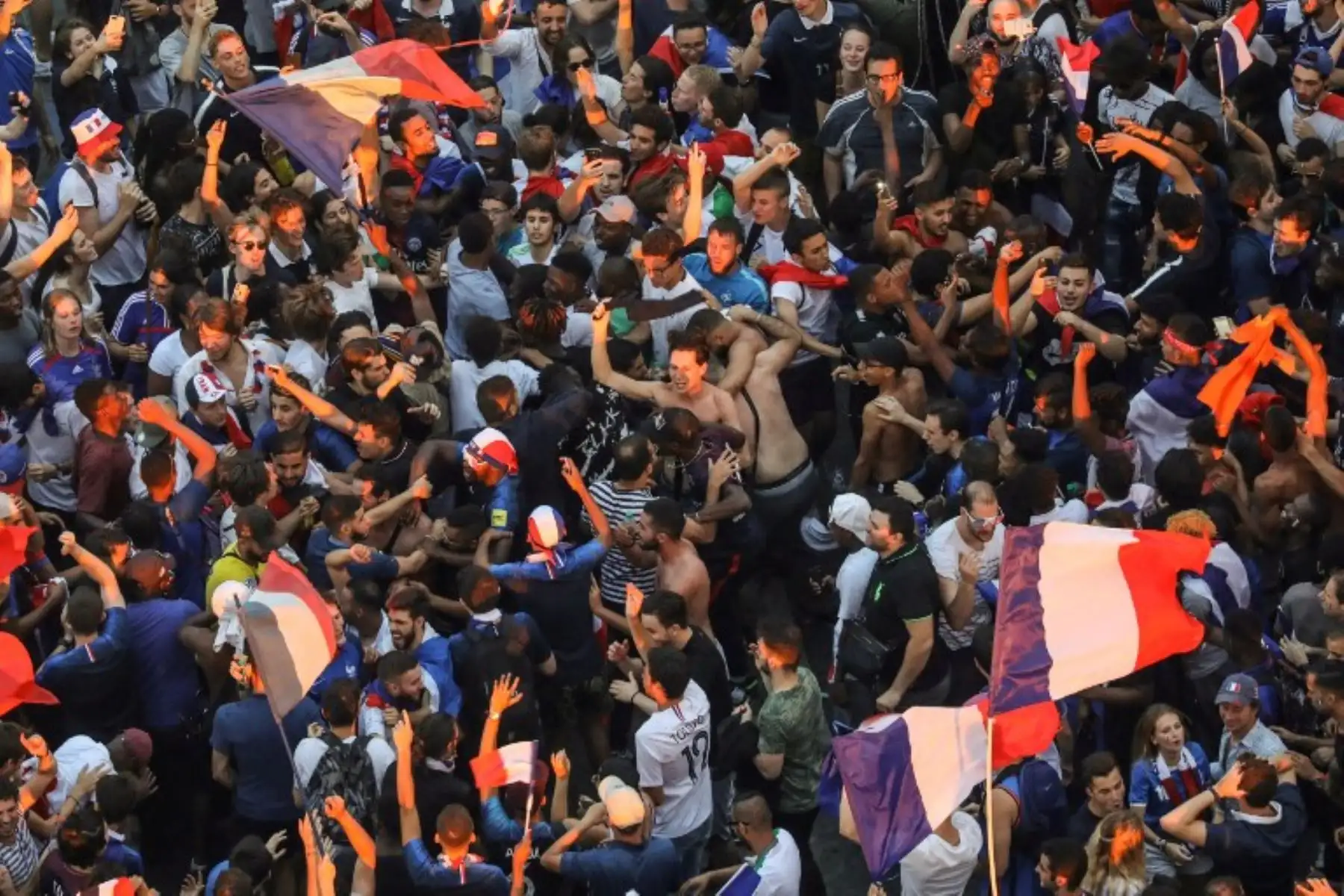Esta imagen tomada desde la cima del Arco del Triunfo el 15 de julio de 2018 muestra a personas celebrando la victoria de Francia en el partido de fútbol final de la Copa Mundial Rusia 2018 entre Francia y Croacia, en la avenida de los Campos Elíseos en París.Foto.AFP