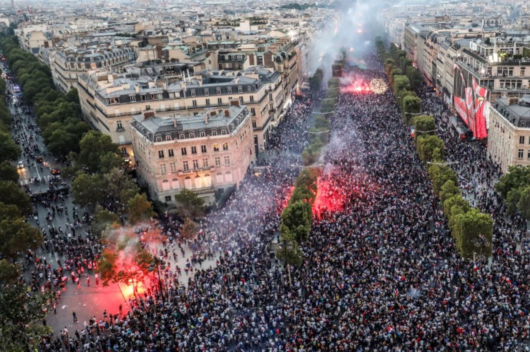 Esta imagen tomada desde la cima del Arco del Triunfo, muestra a personas celebrando después de que Francia ganó el partido de fútbol final de la Copa Mundial Rusia 2018 contra Croacia, en la avenida de los Campos Elíseos en París.Foto:AFP