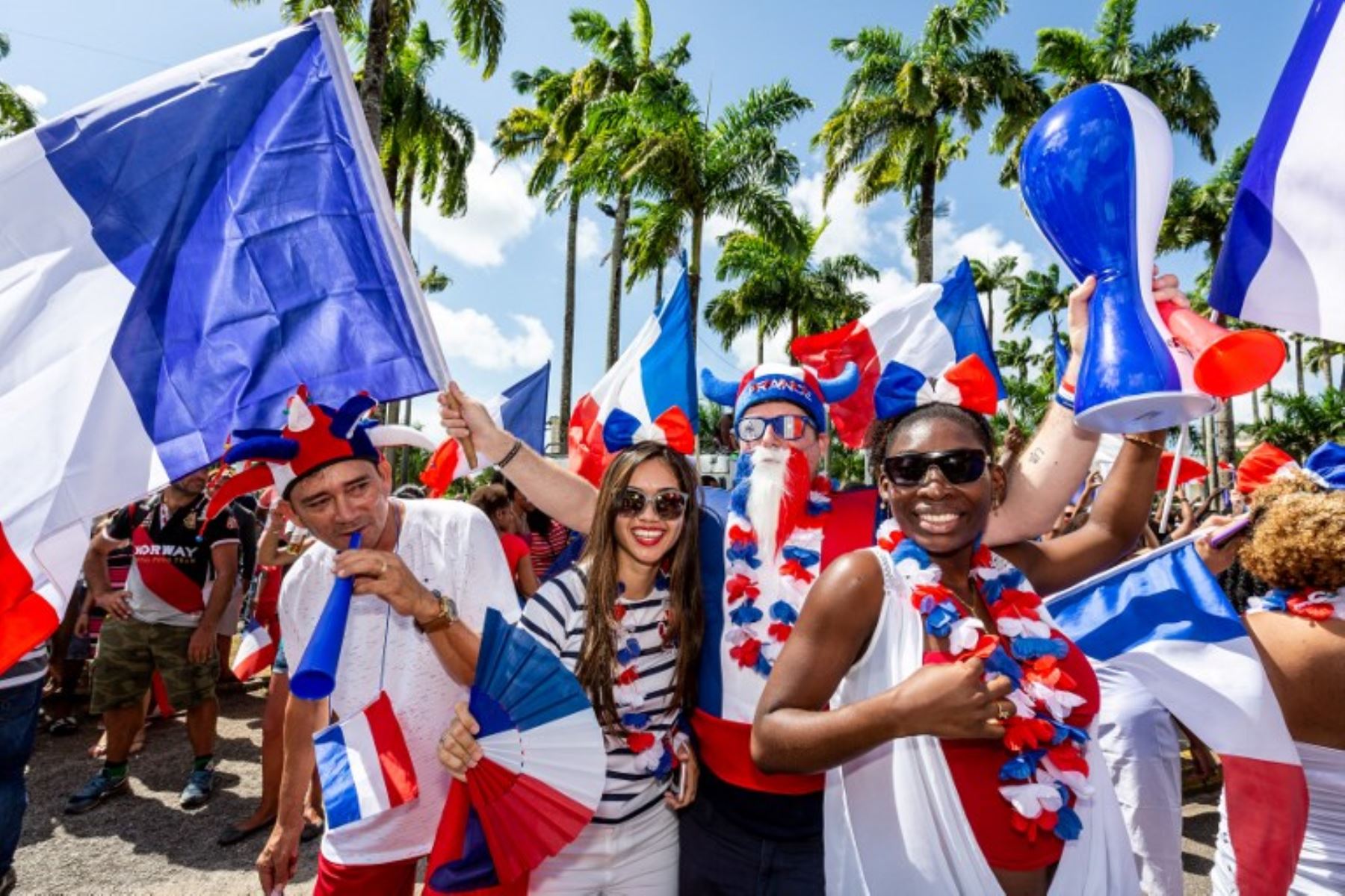 La gente celebra en las calles de Cayenne, en la Guayana Francesa, después de que Francia ganara el partido de fútbol final de la Copa Mundial Rusia 2018 entre Francia y Croacia.Foto:AFP