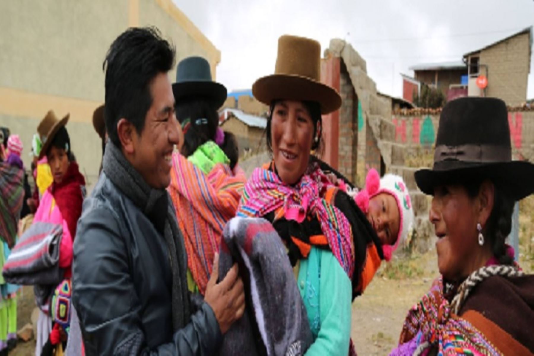 Gobierno Regional de Huancavelica entregó ayuda humanitaria, consistente en 400 frazadas, a los pobladores afectados por las heladas en el centro poblado de Santa Rosa de Pachacclla, distrito de Yauli.