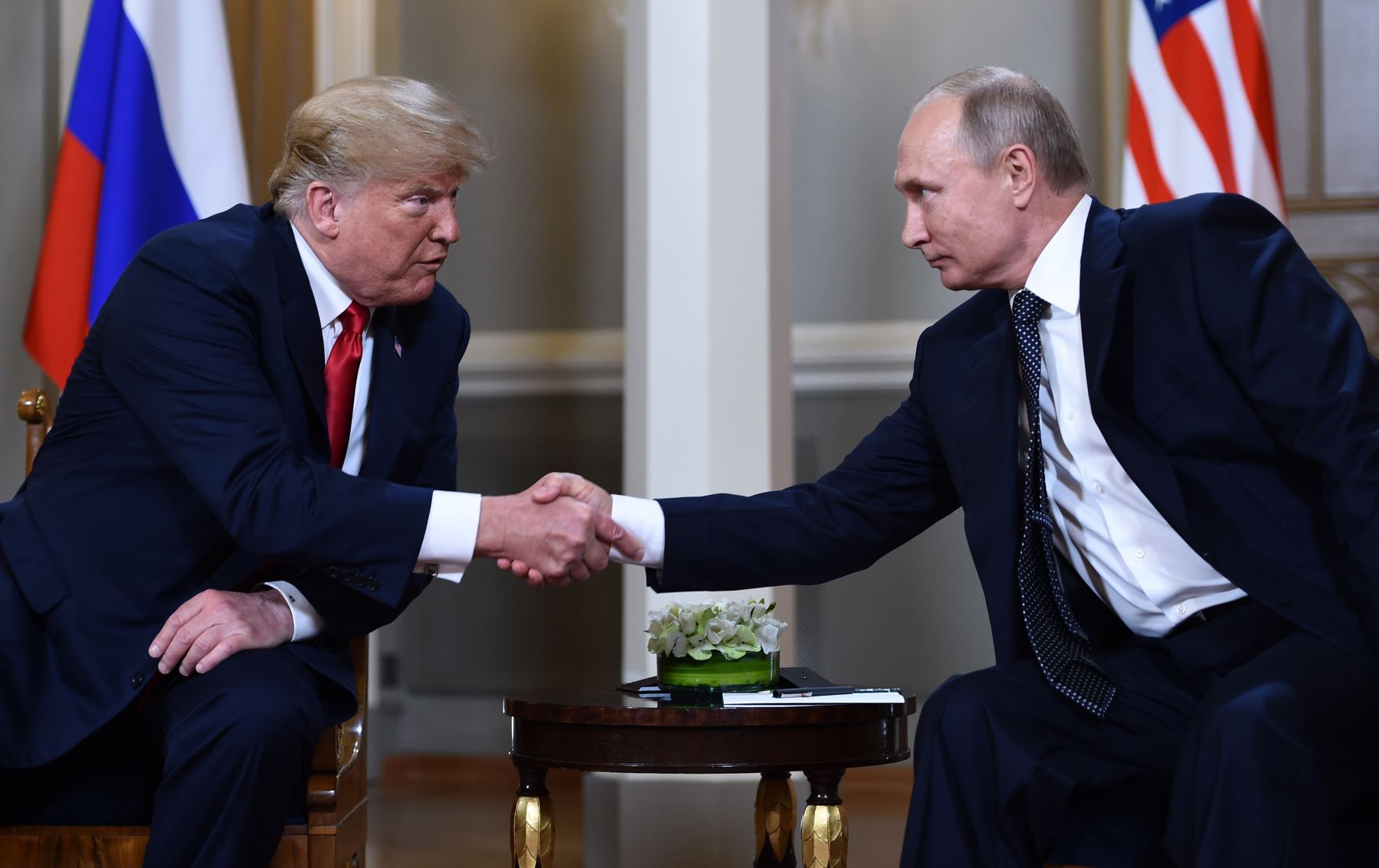 El presidente ruso, Vladimir Putin, y el presidente estadounidense Donald Trump se dan la mano antes de una reunión en Helsinki. AFP