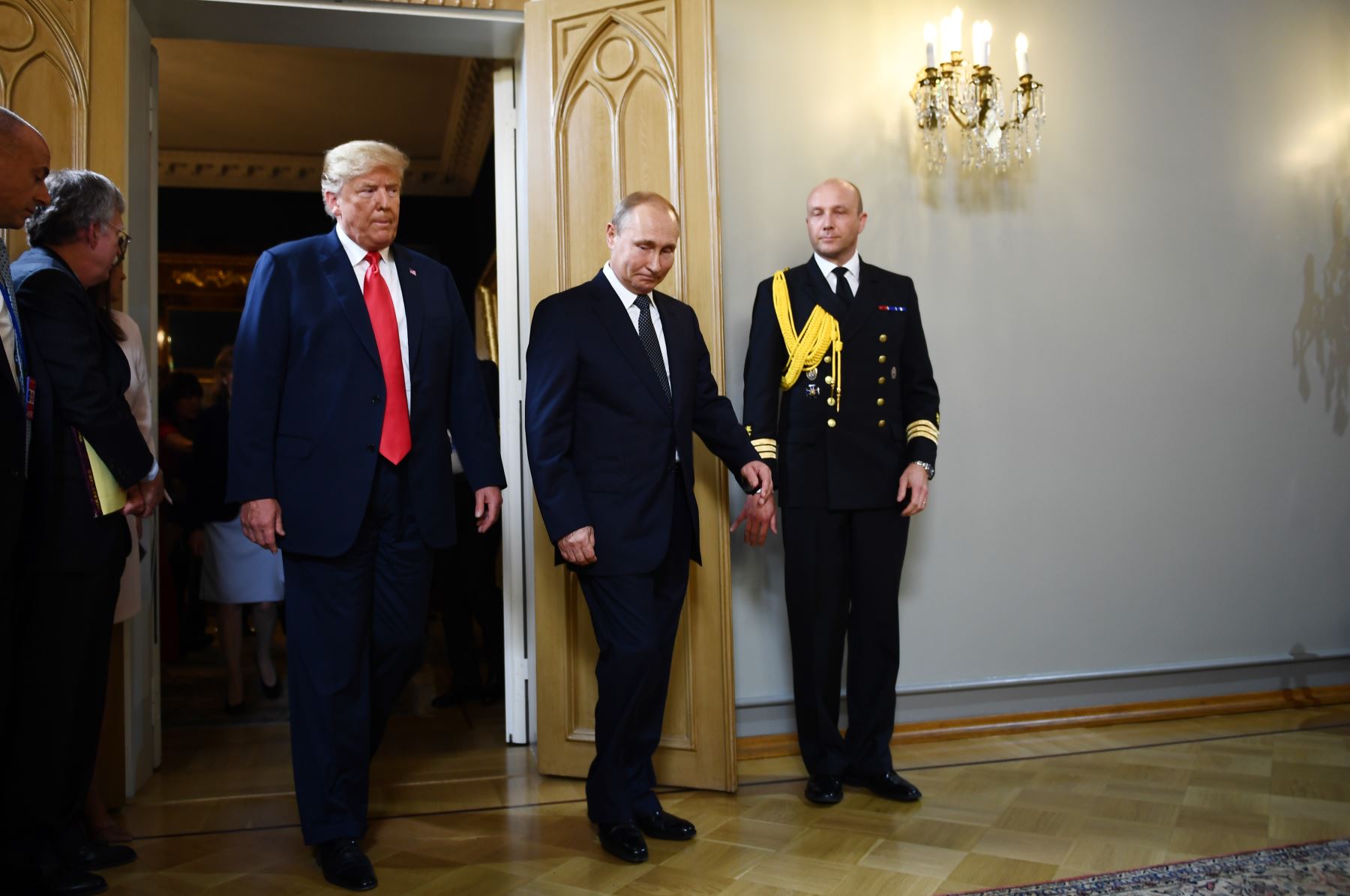 El presidente ruso, Vladimir Putin y el presidente de los Estados Unidos, Donald Trump, llegan para  una reunión en Helsinki. AFP