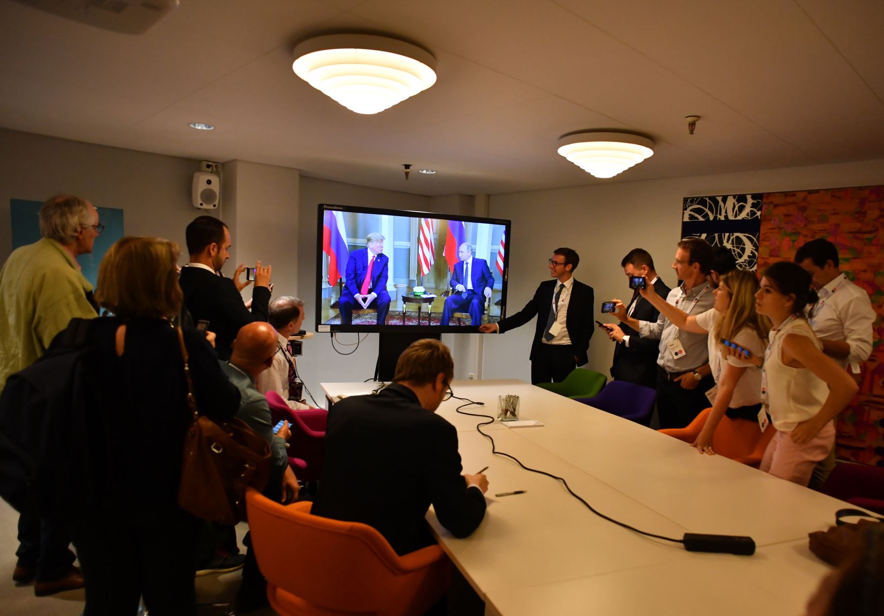 Los periodistas siguen la reunión del presidente ruso, Vladimir Putin, y del presidente estadounidense, Donald Trump. AFP