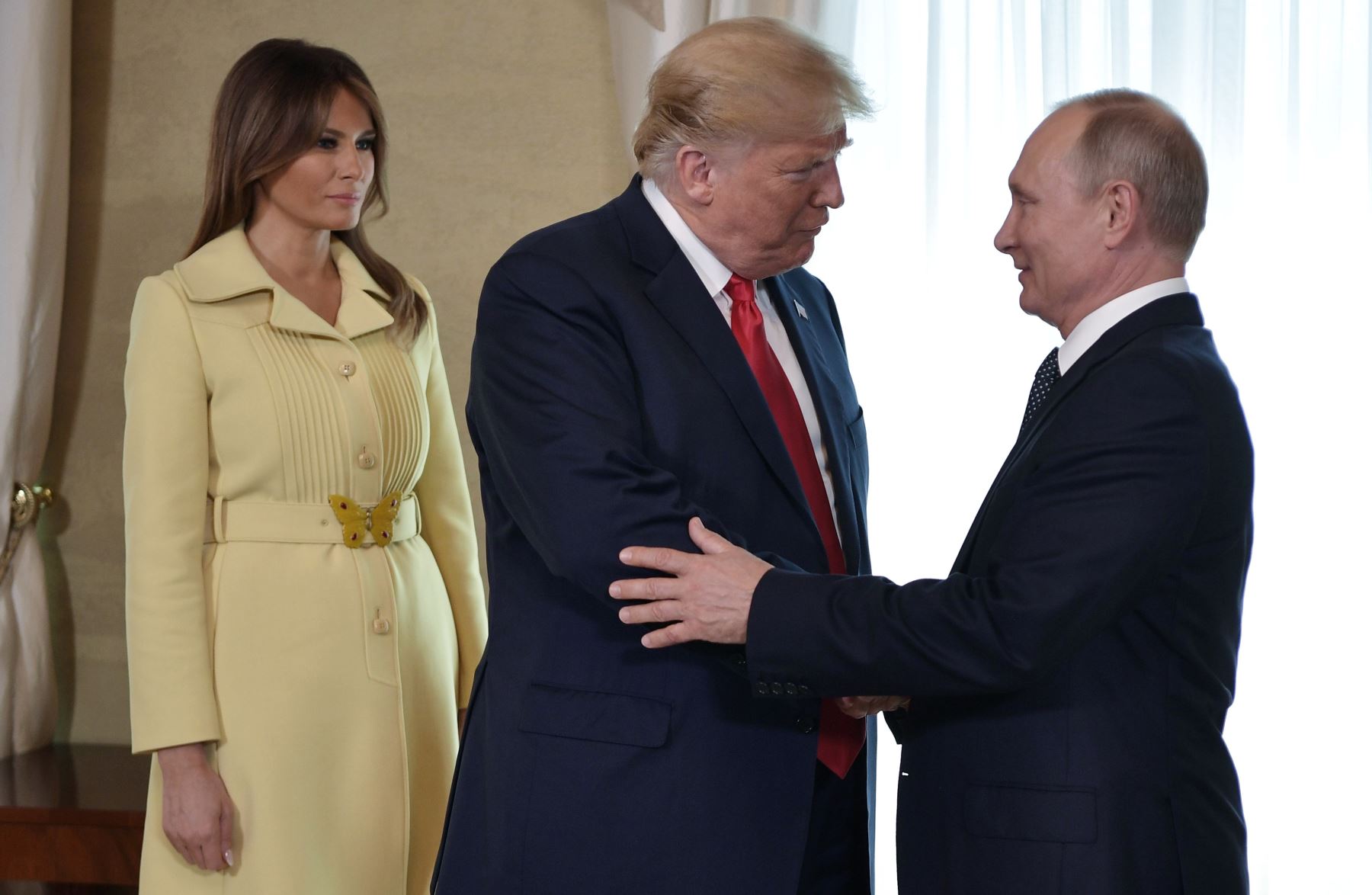 El presidente estadounidense Donald Trump estrecha la mano del presidente de Rusia, Vladimir Putin, junto a la primera dama estadounidense, Melania Trump, antes de una reunión en Helsinki. AFP