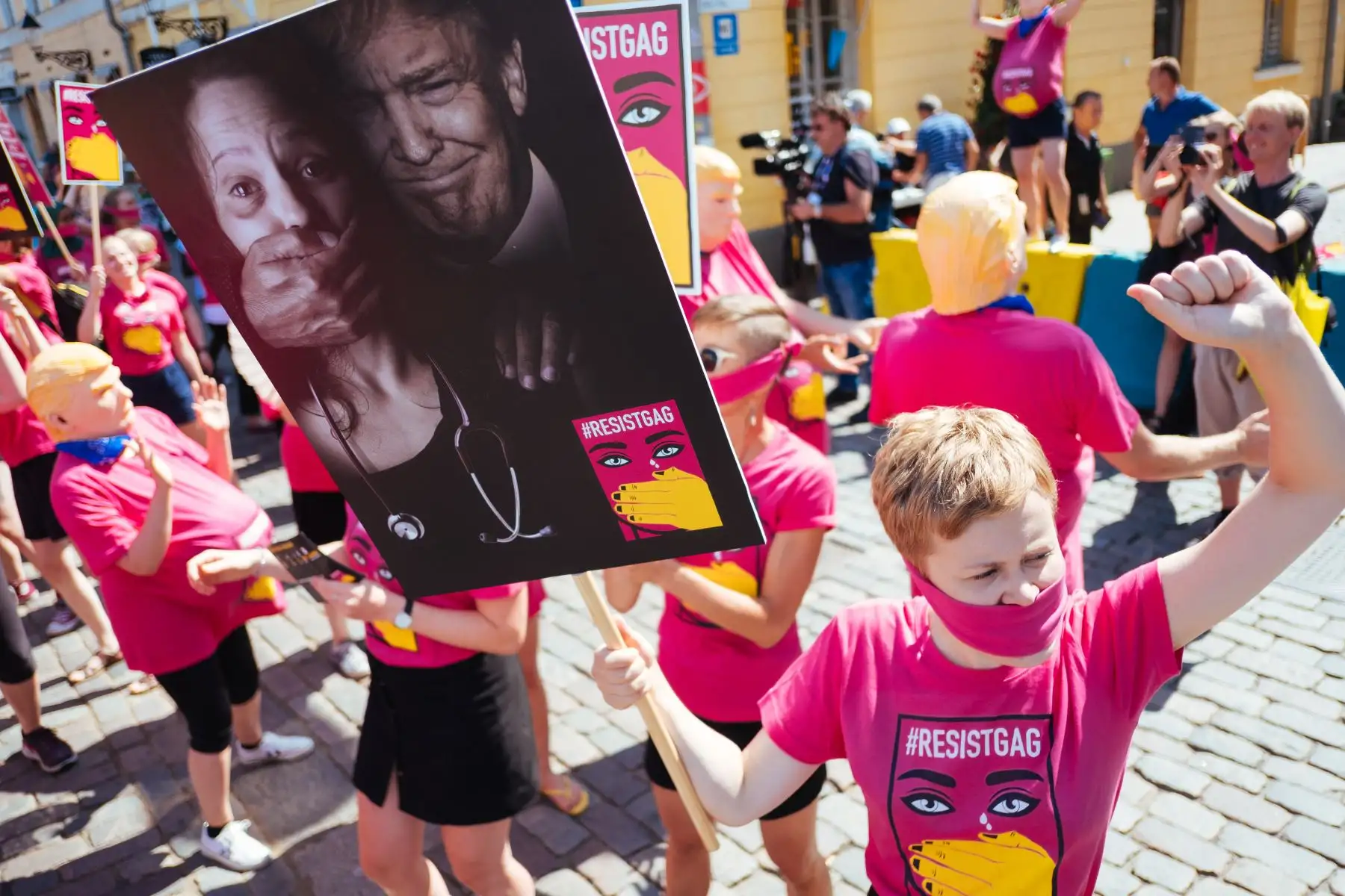 Manifestante del movimiento #ResistGag realiza una protesta en la plaza del Senado en Helsinki, Finlandia,  para apoyar los derechos de las mujeres antes de la reunión entre el presidente de EE. UU. Y su homólogo ruso. AFP
