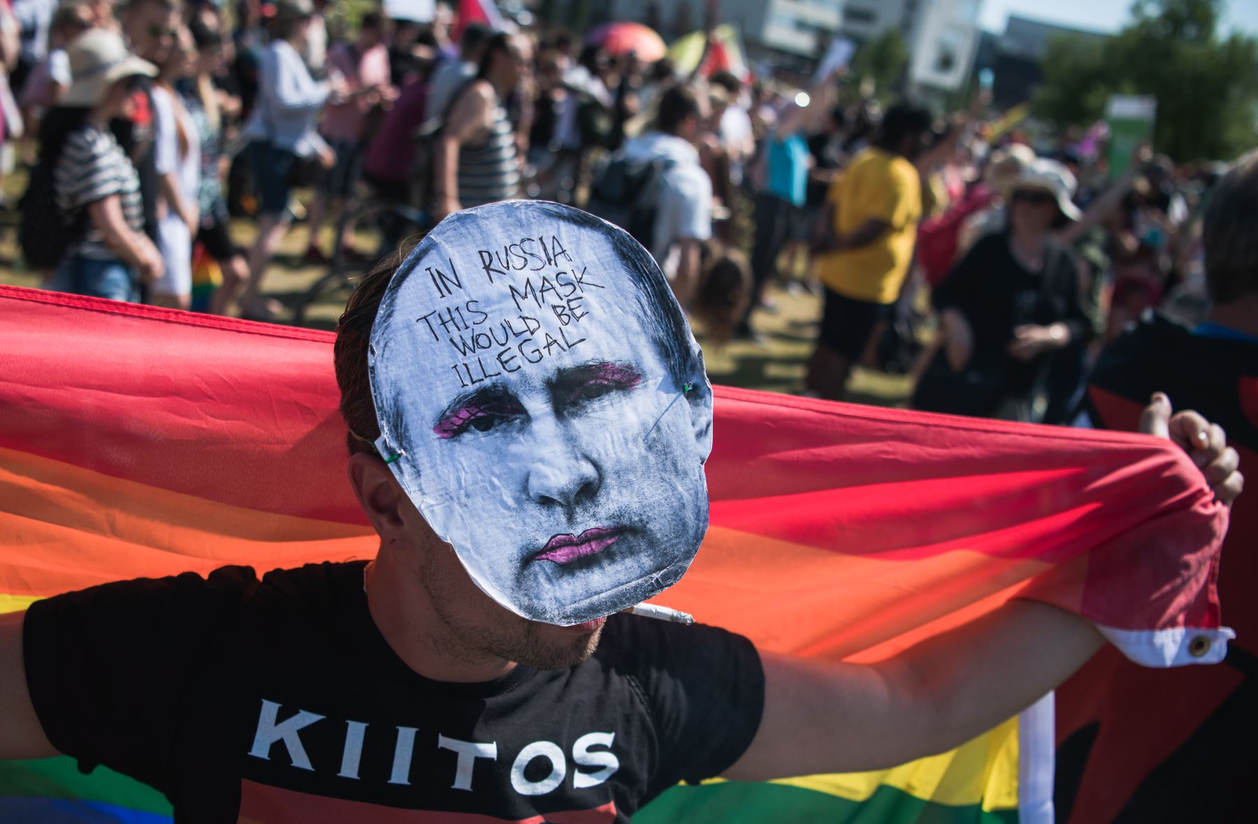 Manifestante lleva una máscara con un retrato del presidente ruso Vladimir Putin durante la manifestación "Helsinki contra Trump y Putin" en la capital finlandesa. AFP