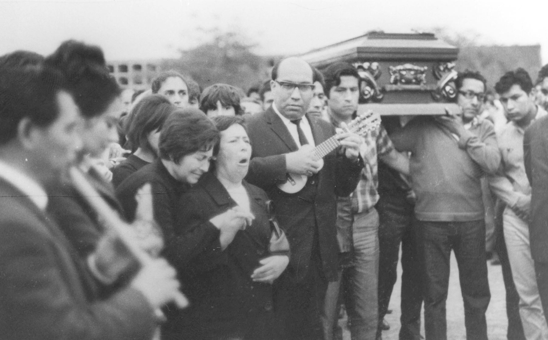 Jaime Guardia en el entierro del escritor Jose Maria Arguedas. Archivo