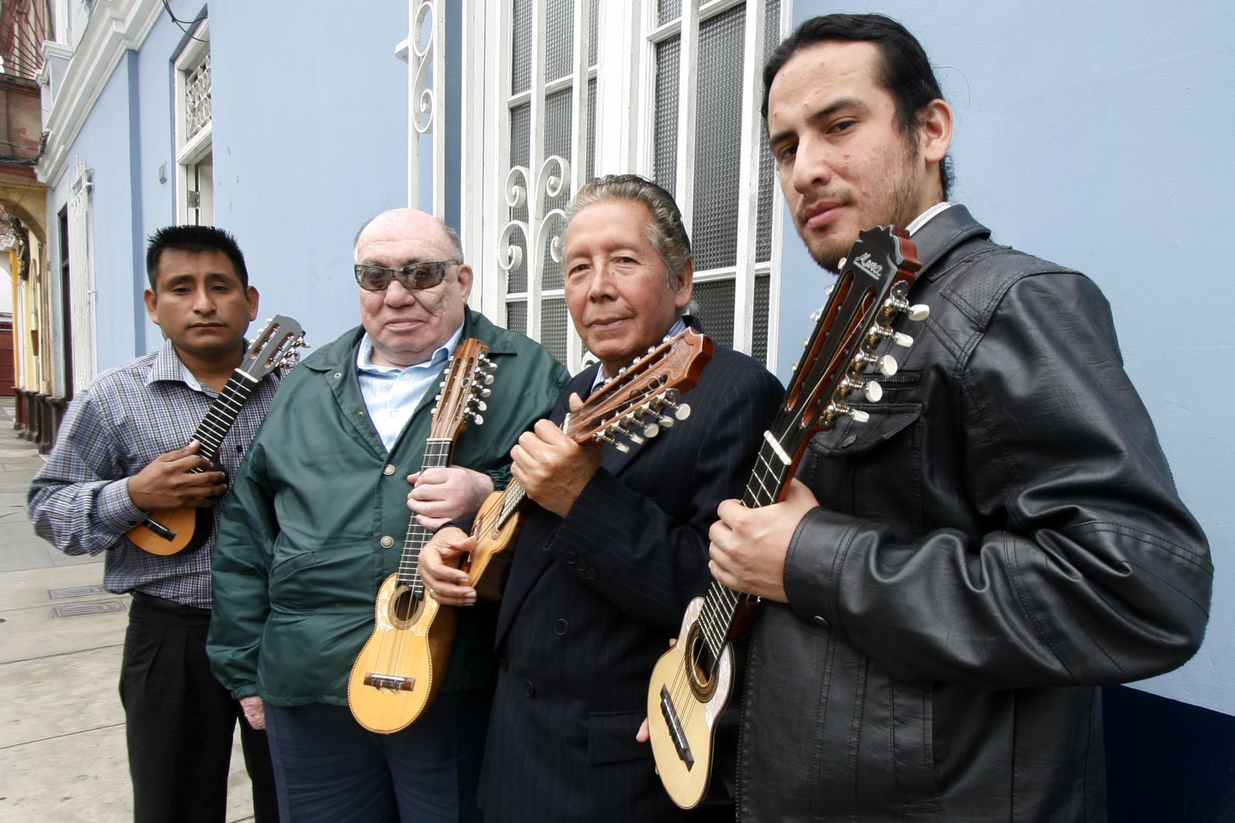 Jaime Guardia junto a los charanguistas Cesar Huamán, Avelino Rodriguez y Percy Rojas. Archivo