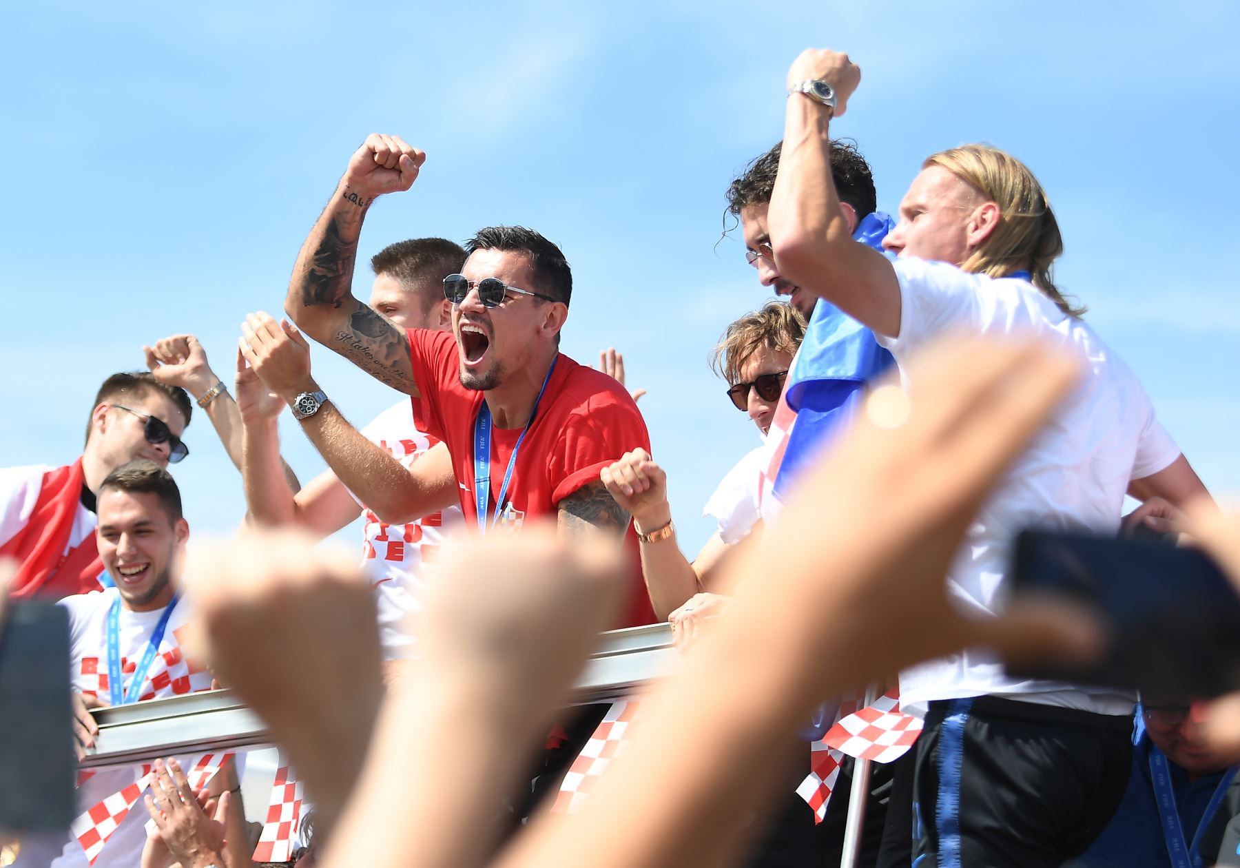 Los miembros del equipo nacional croata de fútbol montan un autobús de techo abierto en el aeropuerto internacional de Zagreb  después de su regreso de la Copa Mundial de la FIFA 2018 en Rusia. AFP