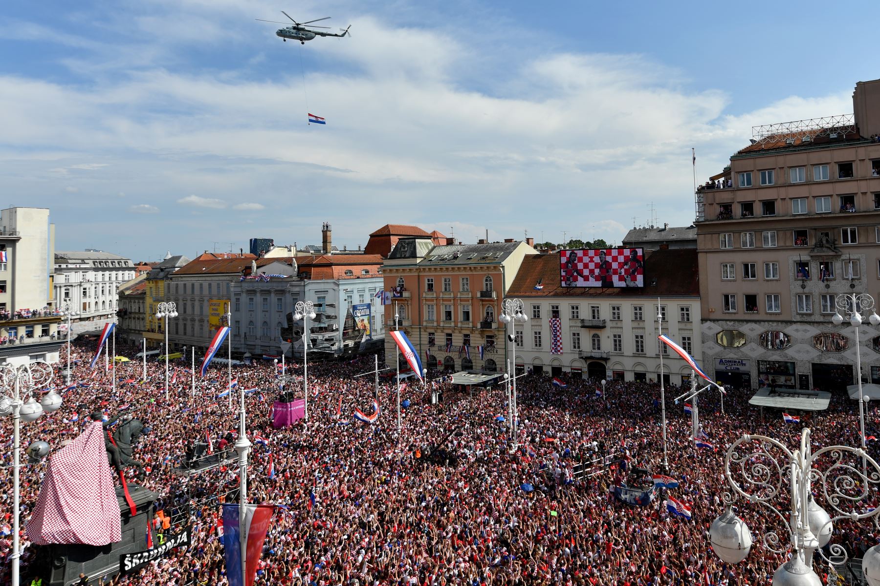 Un helicóptero de la Fuerza Aérea Croata sobrevuela el centro de Zagreb, donde la gente se reúne para una fiesta de bienvenida para el equipo nacional de fútbol croata, un día después de su partido de fútbol final de la Copa Mundial Rusia 2018 contra Francia. AFP