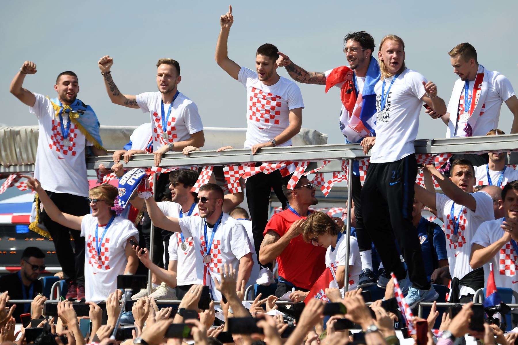 Los miembros del equipo nacional croata de fútbol montan un autobús de techo abierto en el aeropuerto internacional de Zagreb después de su regreso de la Copa Mundial de la FIFA 2018 en Rusia en el aeropuerto internacional de Zagreb. AFP