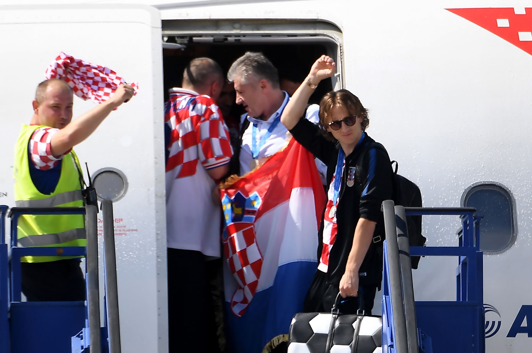El mejor jugador de la Copa Mundial de la FIFA 2018 en Rusia, el croata Luka Modric, sale de su avión Airbus 319 en el aeropuerto internacional de Zagreb. AFP