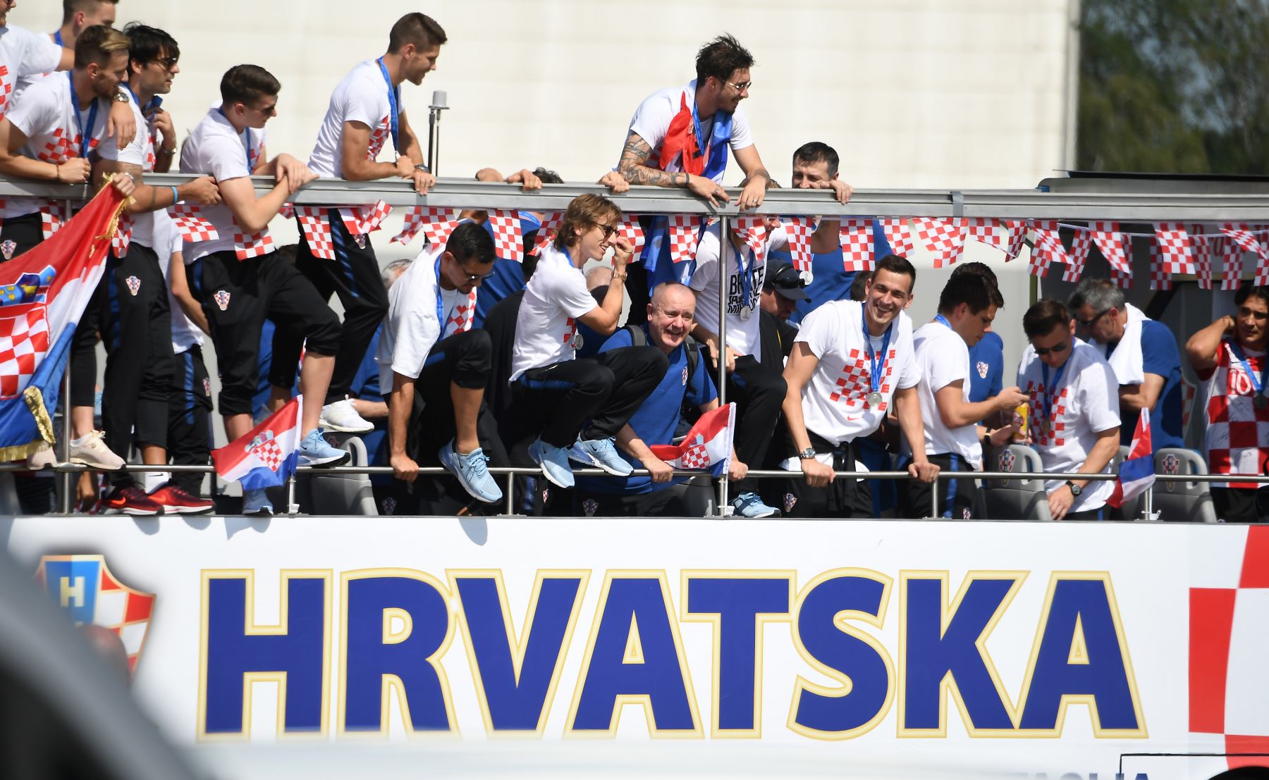 Los miembros del equipo nacional croata de fútbol montan un autobús de techo abierto en el aeropuerto internacional de Zagreb a  su regreso de la Copa Mundial de la FIFA 2018 en Rusia en el aeropuerto internacional de Zagreb. AFP