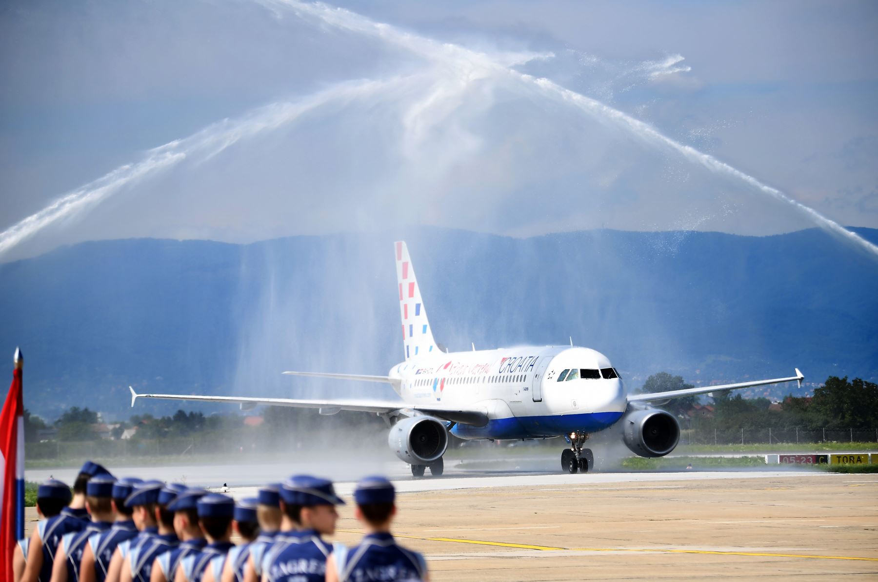 El avión Airbus 319 del equipo de fútbol croata llega a la pista del aeropuerto internacional de Zagreb. AFP