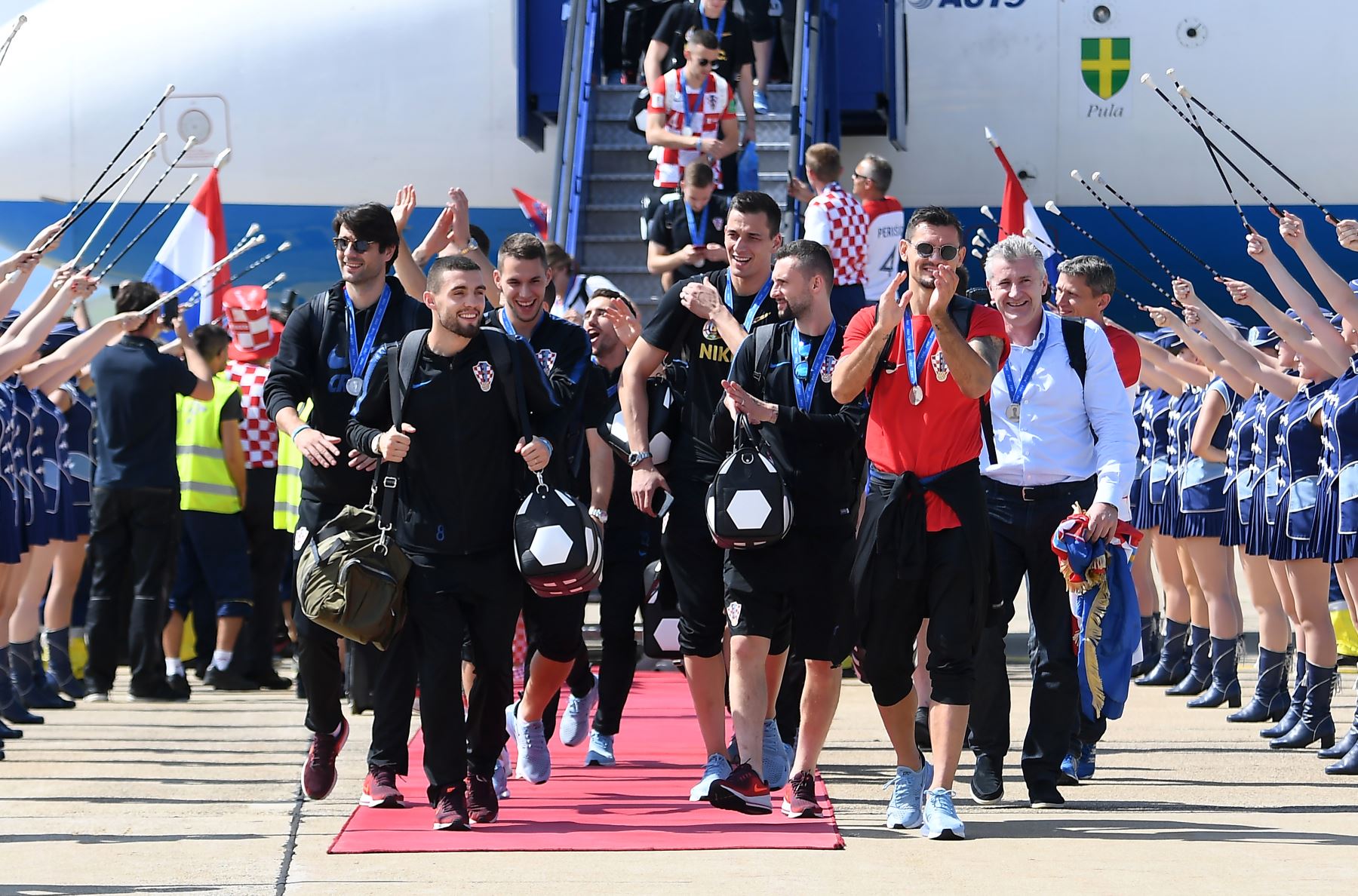 Los miembros del equipo nacional de fútbol croata salen de su avión Airbus 319 en el aeropuerto internacional de Zagreb  después de su regreso de la Copa Mundial de la FIFA 2018 en Rusia en el aeropuerto internacional de Zagreb. AFP