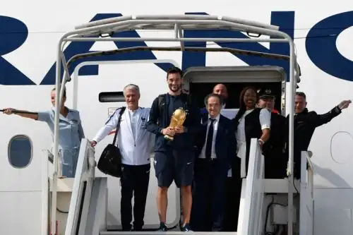 La selección francesa que obtuvo el campeonato mundial en Rusia 2018 aterriza en París