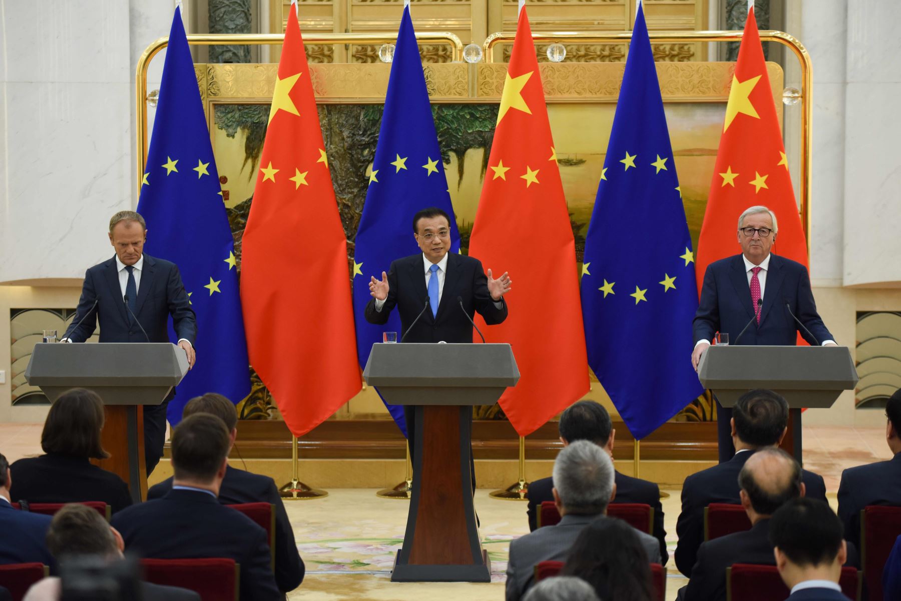 Primer ministro chino Li Keqiang, y presidentes del Consejo Europeo Donald Tusk y de la Comisión Europea Jean-Claude Juncker Foto: AFP
