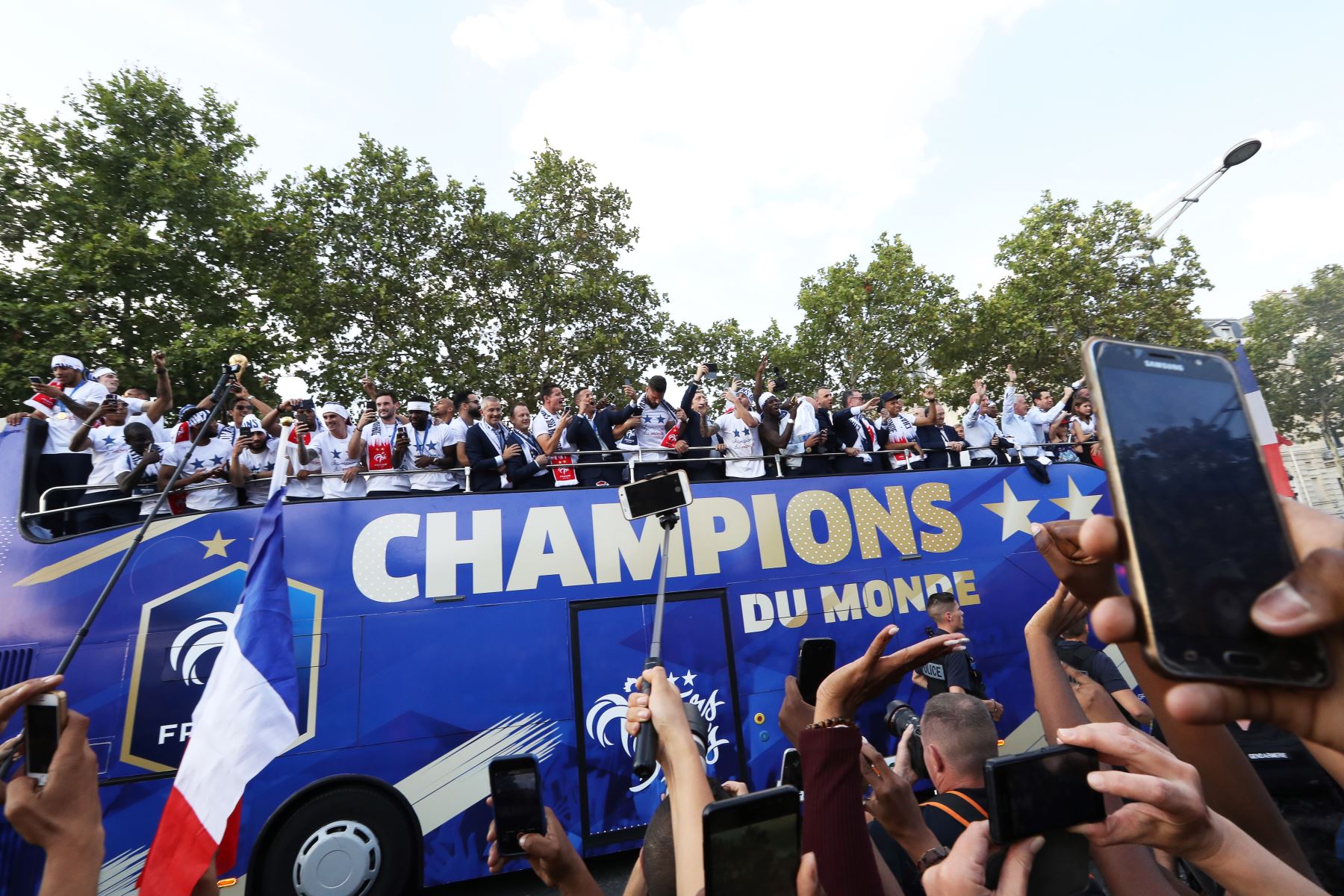 Los jugadores de equipo de Francia celebran con los miembros del personal en el techo de un autobús mientras desfilan por la avenida Champs-Elysee en París,  después de ganar el partido de fútbol final de la Copa Mundial Rusia 2018. AFP
