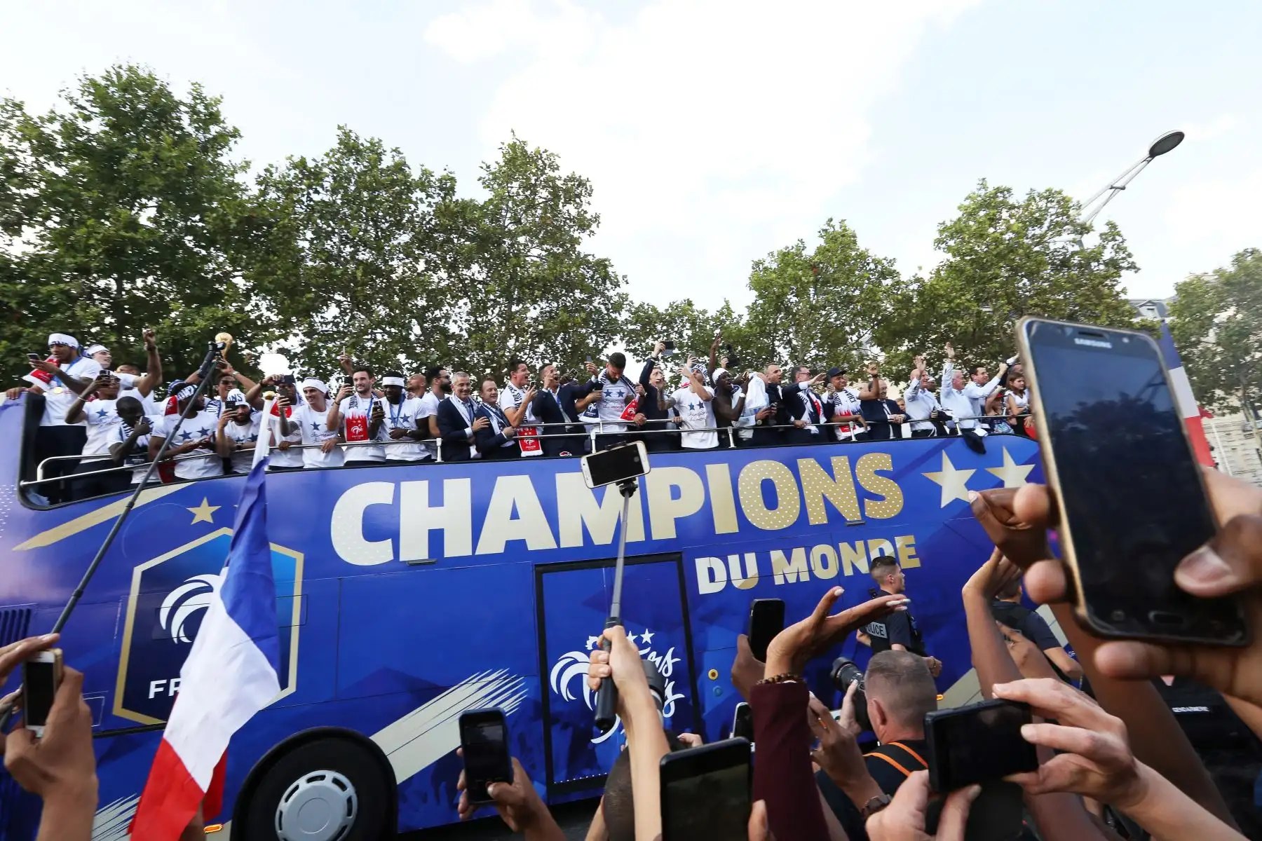 Los jugadores de equipo de Francia celebran con los miembros del personal en el techo de un autobús mientras desfilan por la avenida Champs-Elysee en París,  después de ganar el partido de fútbol final de la Copa Mundial Rusia 2018. AFP