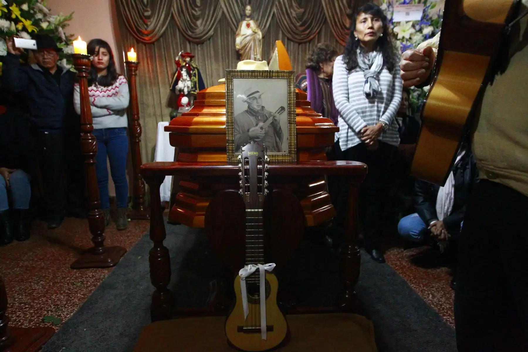 Familiares y amigos despiden al compositor y charanguista ayacuchano, Jaime Guardia. Foto - ANDINA/Eddy Ramos.