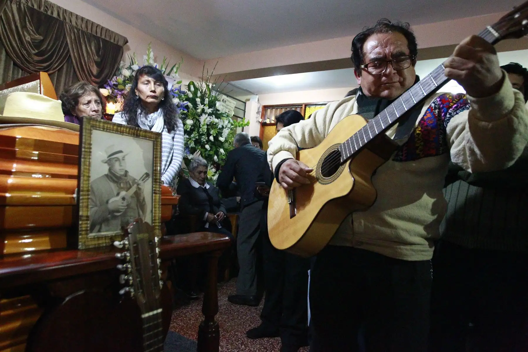 Familiares y amigos despiden al compositor y charanguista ayacuchano, Jaime Guardia. Foto - ANDINA/Eddy Ramos.