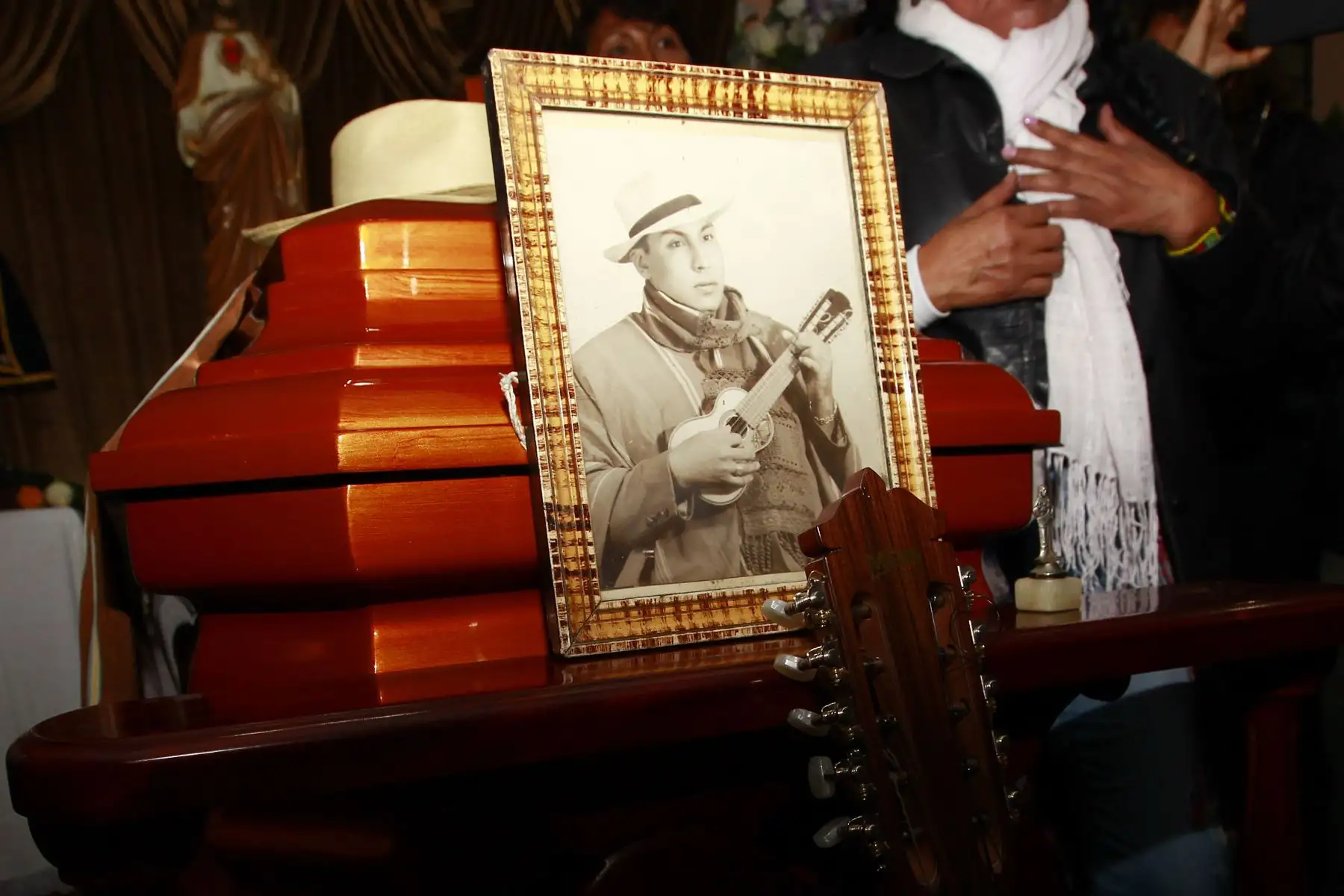 Familiares y amigos despiden al compositor y charanguista ayacuchano, Jaime Guardia. Foto - ANDINA/Eddy Ramos.