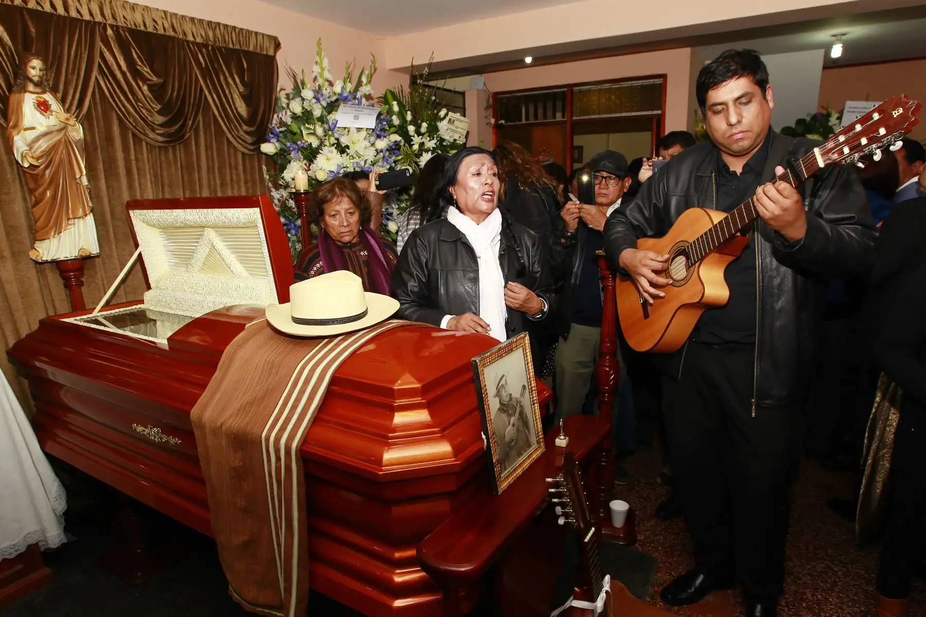 Artista Margot Palomino  despide al compositor y charanguista ayacuchano, Jaime Guardia, recientemente fallecido. Foto - ANDINA/Eddy Ramos.