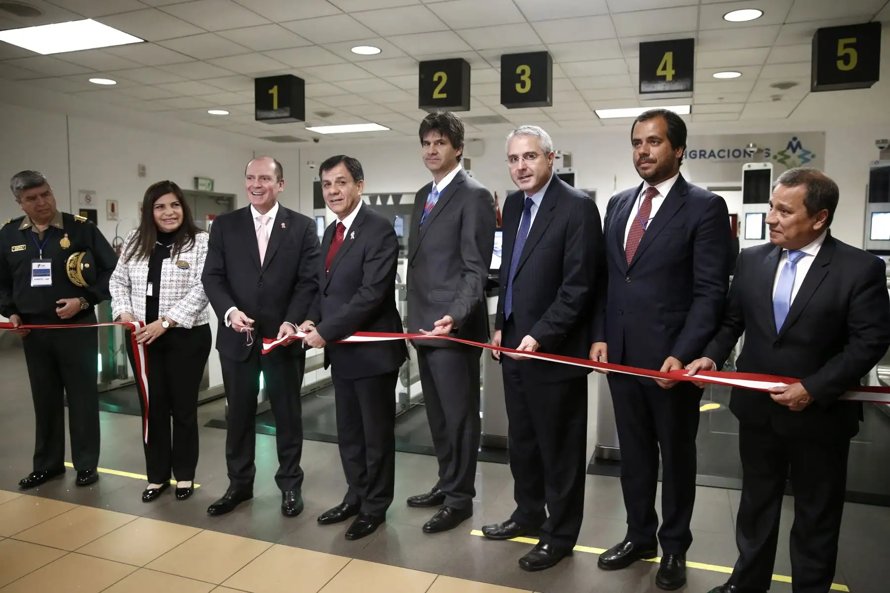 El ministro del Interior, Mauro Medina junto al superintendente nacional de Migraciones, Eduardo Sevilla durante la activación de las 18 puertas electrónicas        (E-Gates) de control migratorio para las salidas y llegadas en vuelos internacionales del Aeropuerto Jorge Chavez.  Foto: ANDINA/Melina Mejía