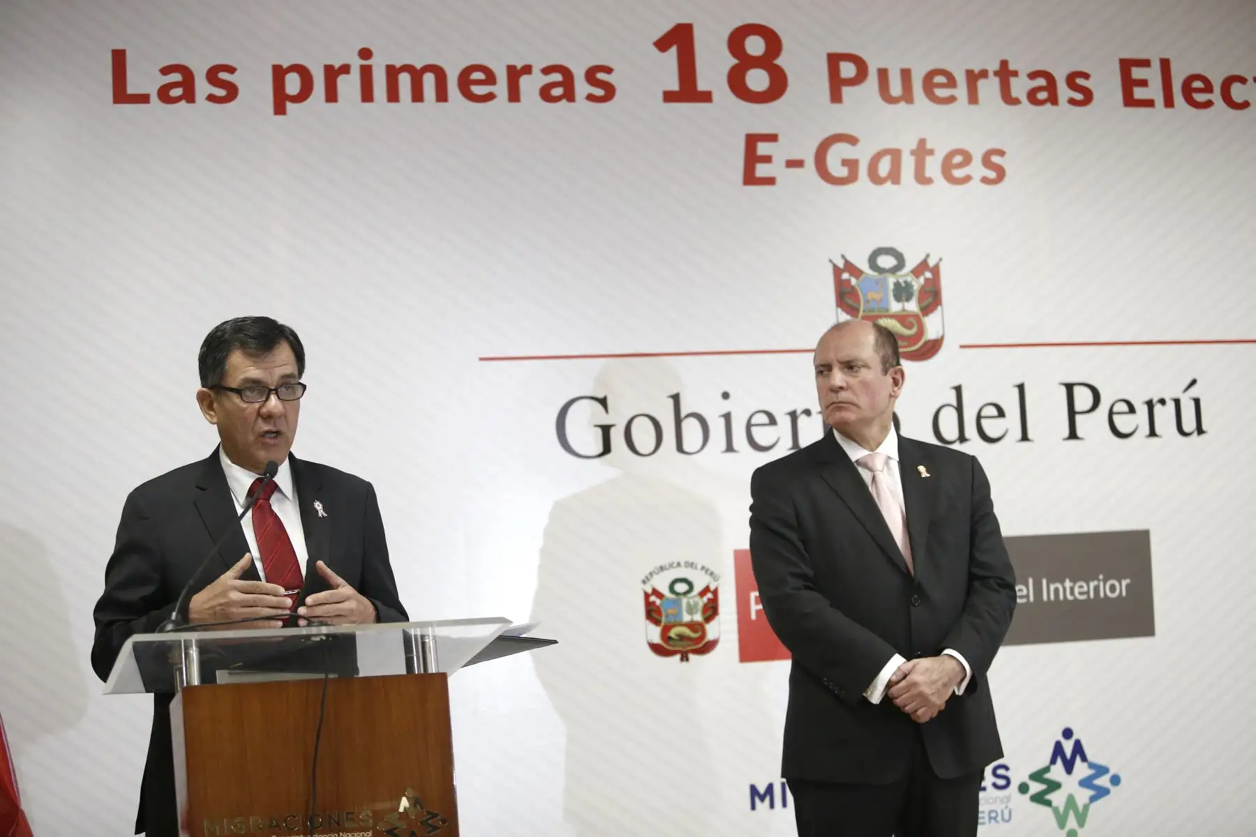 El ministro del Interior, Mauro Medina junto al superintendente nacional de Migraciones, Eduardo Sevilla durante la activación de las 18 puertas electrónicas        (E-Gates) de control migratorio para las salidas y llegadas en vuelos internacionales del Aeropuerto Jorge Chavez.  Foto: ANDINA/Melina Mejía